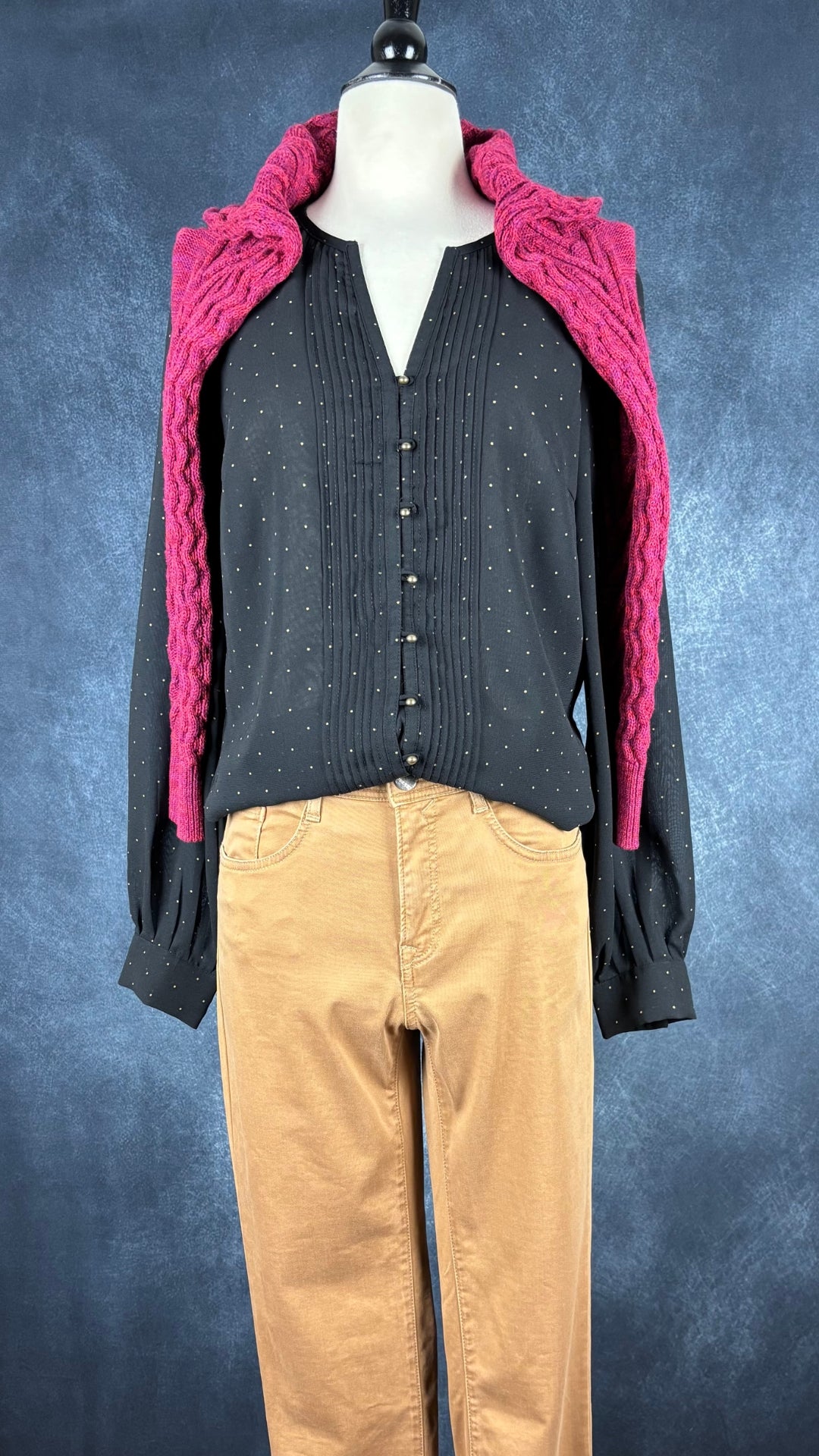 Chandail framboise en tricot de coton torsadé Gap, taille small. Vue de l'agencement avec le pantalon chameau Brax et la blouse à pois dorés La Redoute.