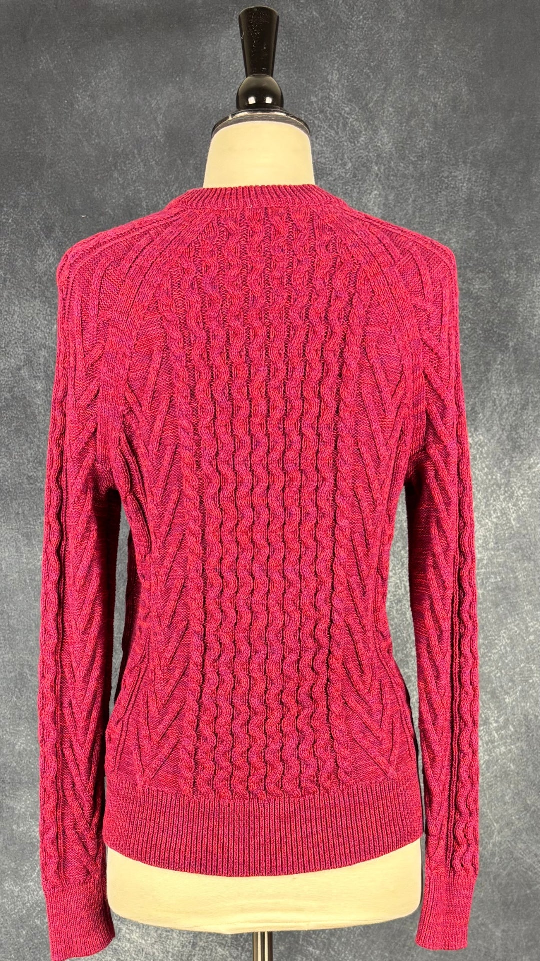 Chandail framboise en tricot de coton torsadé Gap, taille small. Vue de dos.