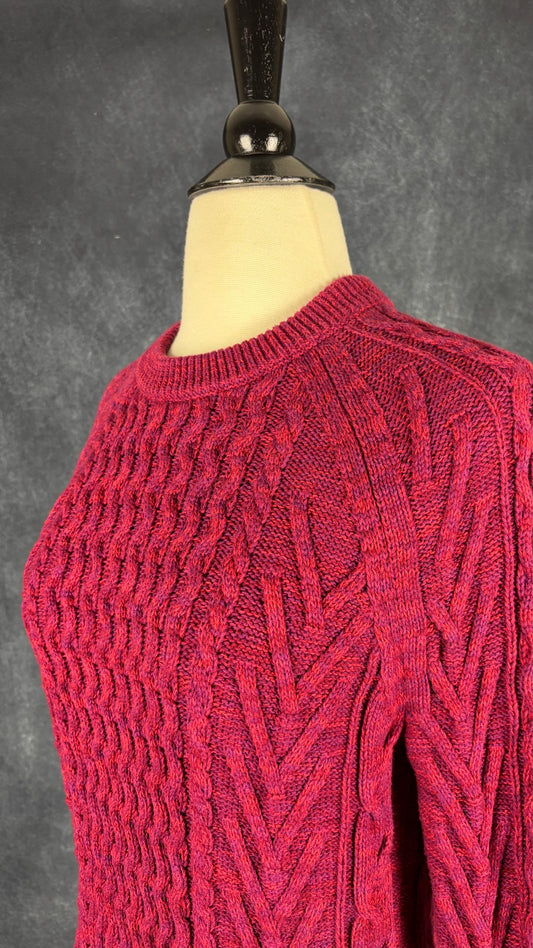 Chandail framboise en tricot de coton torsadé Gap, taille small. Vue de l'encolure.