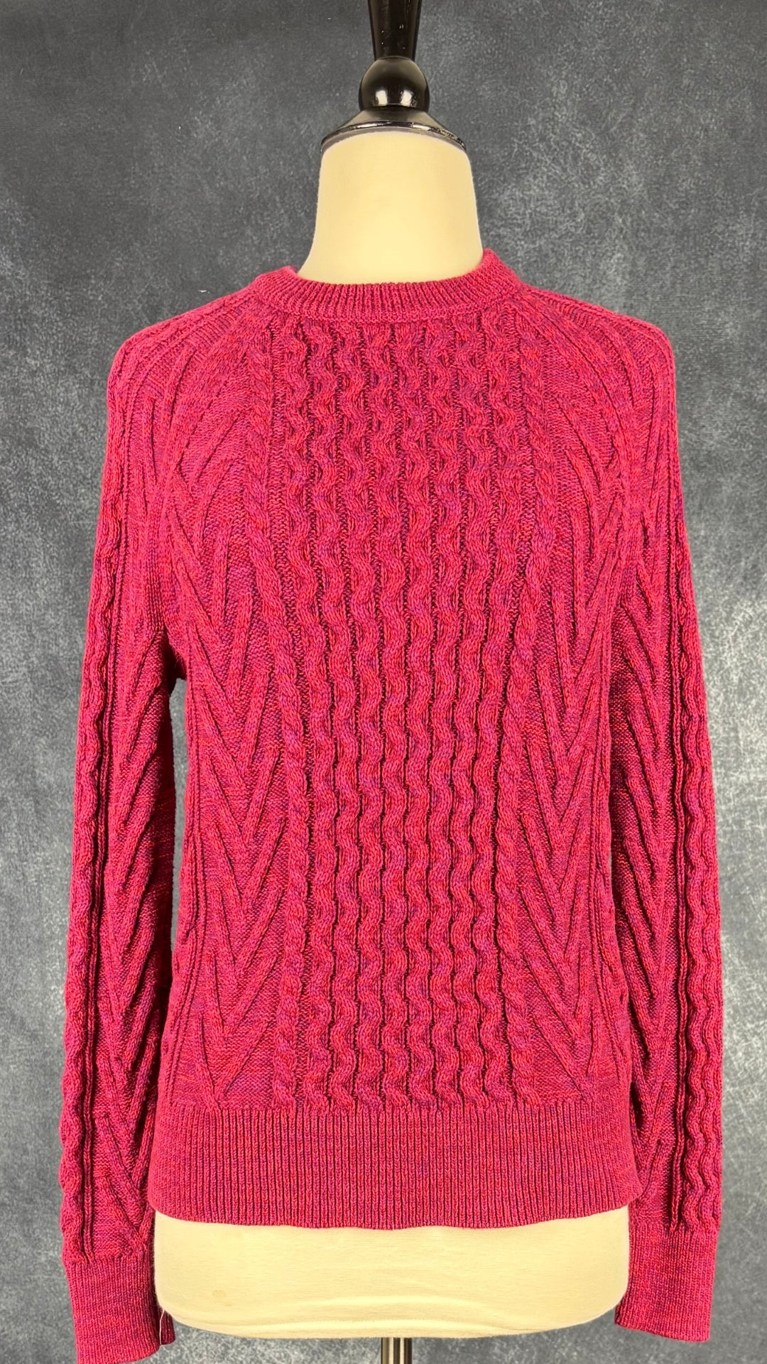 Chandail framboise en tricot de coton torsadé Gap, taille small. Vue de face.