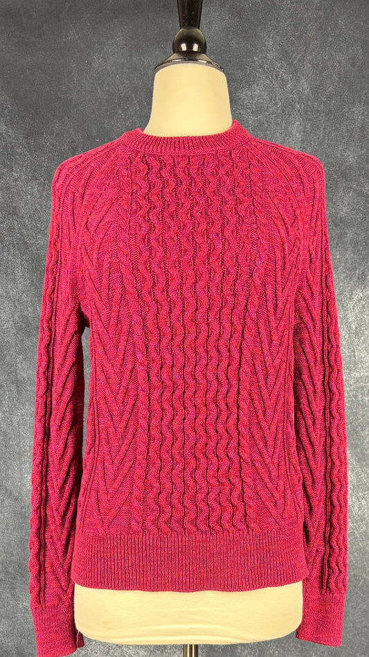 Chandail framboise en tricot de coton torsadé Gap, taille small. Vue de face.