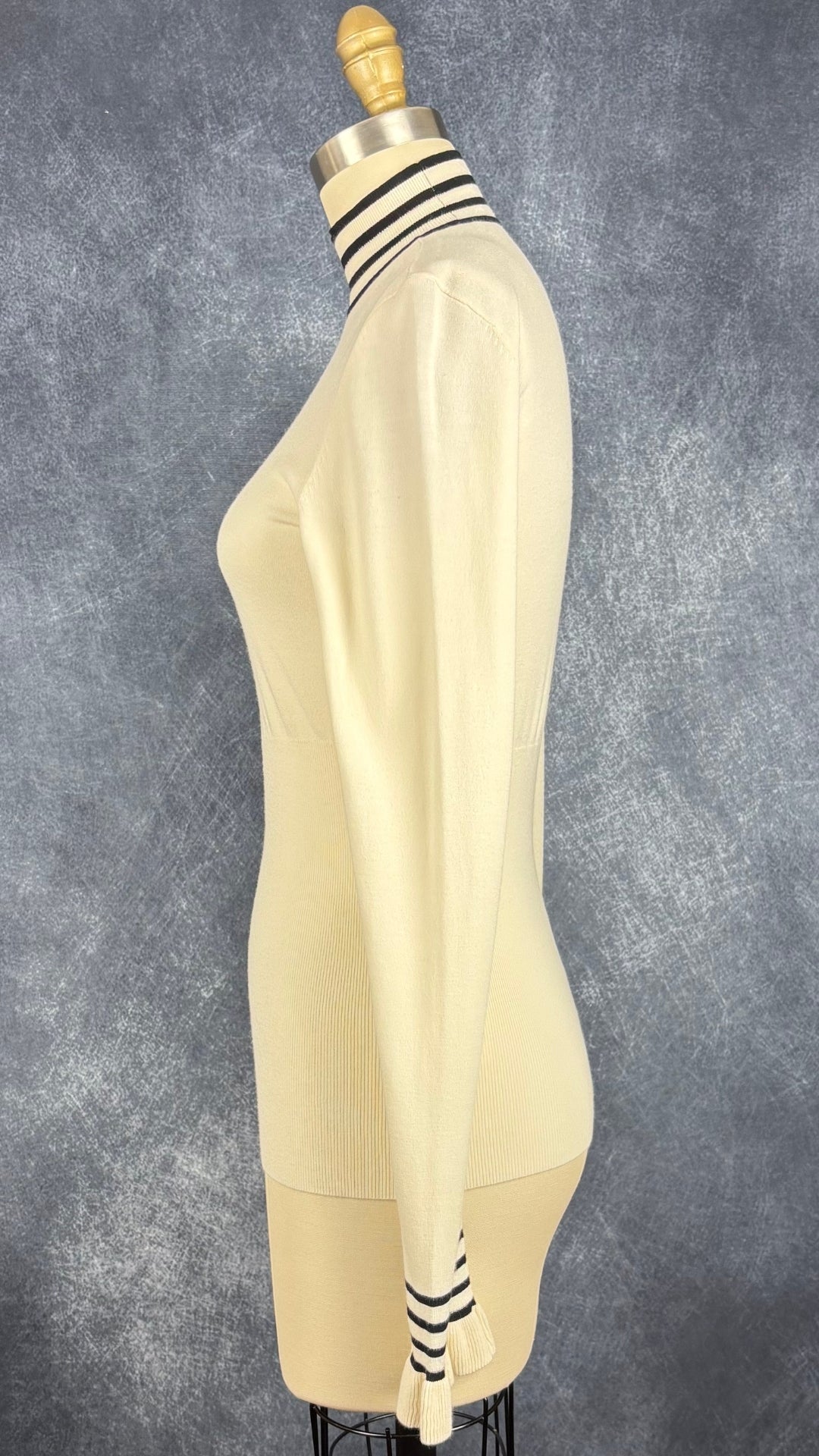 Chandail crème à col montant à ourlets à rayures noires et argentées Tristan, taille small. Vue de côté.