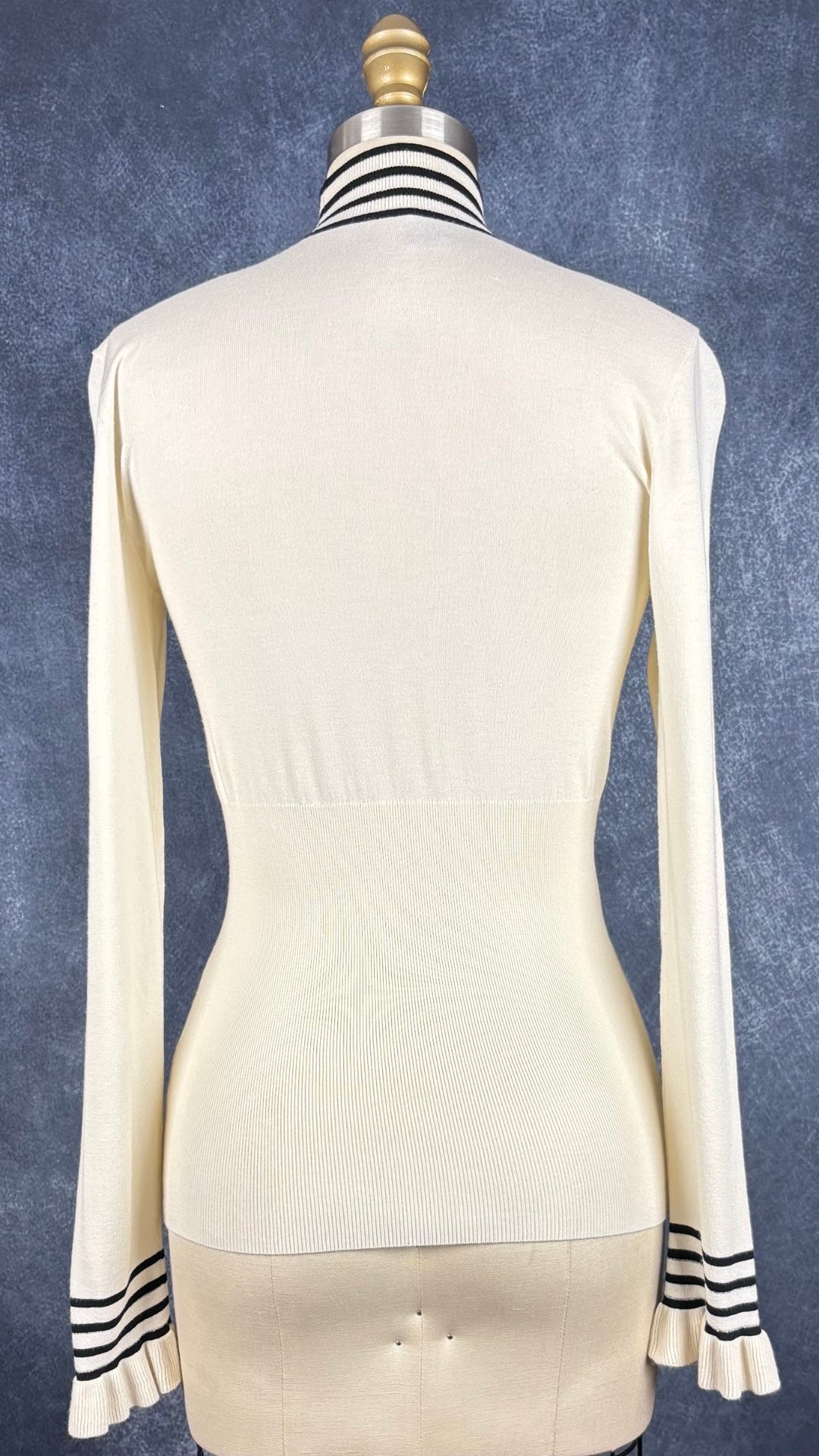 Chandail crème à col montant à ourlets à rayures noires et argentées Tristan, taille small. Vue de dos.