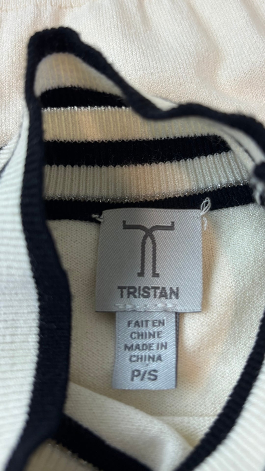 Chandail crème à col montant à ourlets à rayures noires et argentées Tristan, taille small. Vue de l'étiquette.