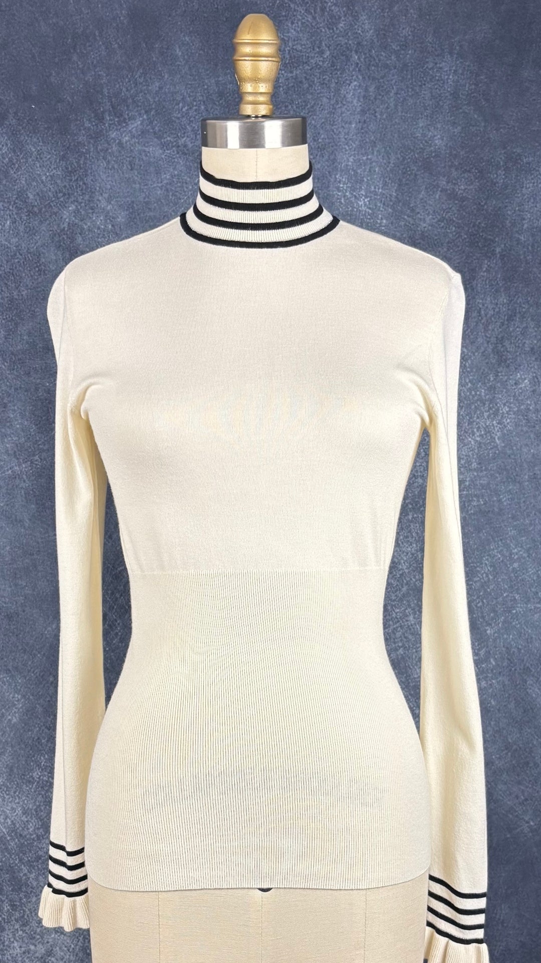 Chandail crème à col montant à ourlets à rayures noires et argentées Tristan, taille small. Vue de face.