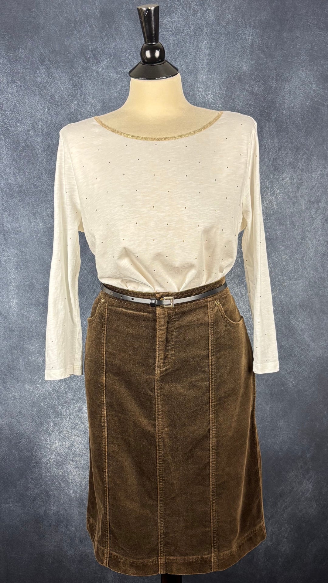 Chandail crème à pois dorés Des Petits Hauts, taille m/l. Vue de l'agencement avec la jupe en velours moka Tristan & Iseut.