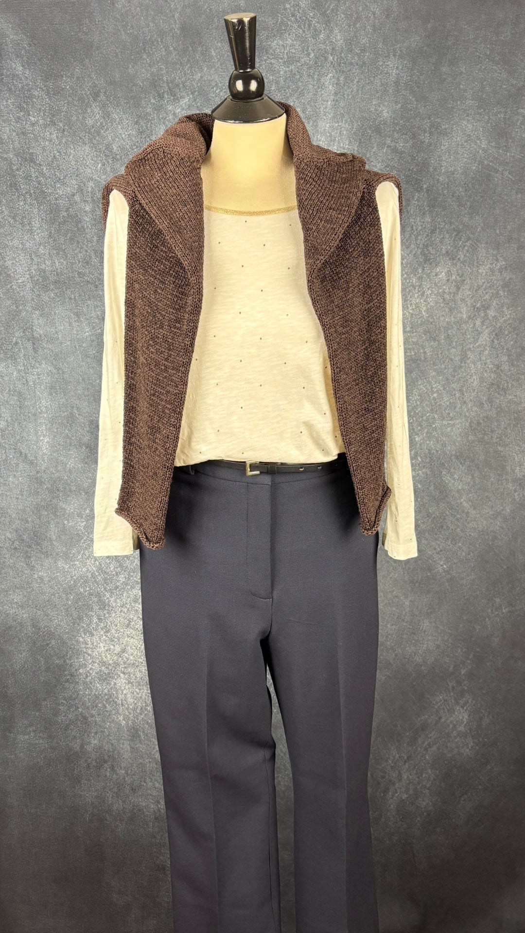 Chandail crème à pois dorés Des Petits Hauts, taille m/l. Vue de l'agencement avec le pantalon marine Babaton et le chandail en tricot brun Gerry Weber.