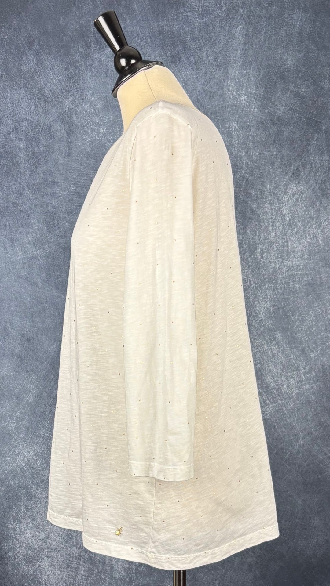Chandail crème à pois dorés Des Petits Hauts, taille m/l. Vue de côté.