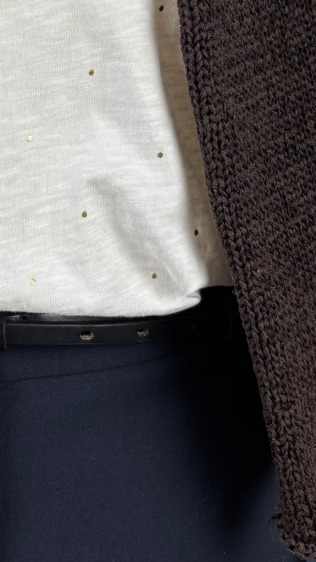 Chandail crème à pois dorés Des Petits Hauts, taille m/l. Vue de près de l'agencement avec le pantalon marine et le chandail en tricot brun.