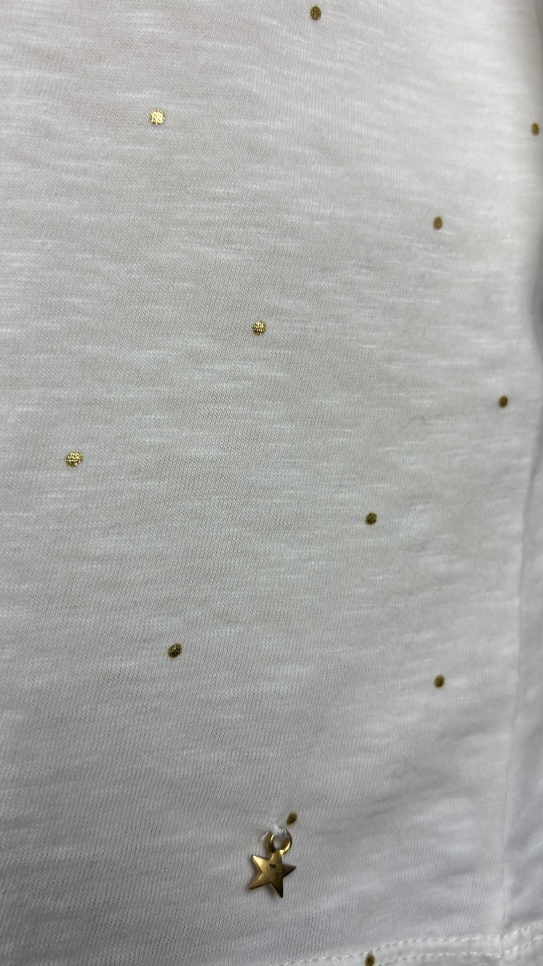 Chandail crème à pois dorés Des Petits Hauts, taille m/l. Vue de près du tissu.