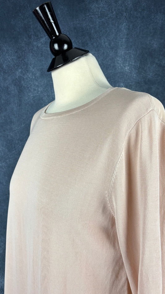Chandail bi-matière crème rosé avec dos boutonné en mélange de coton et soie, Cos, taille medium. Vue de l'encolure.