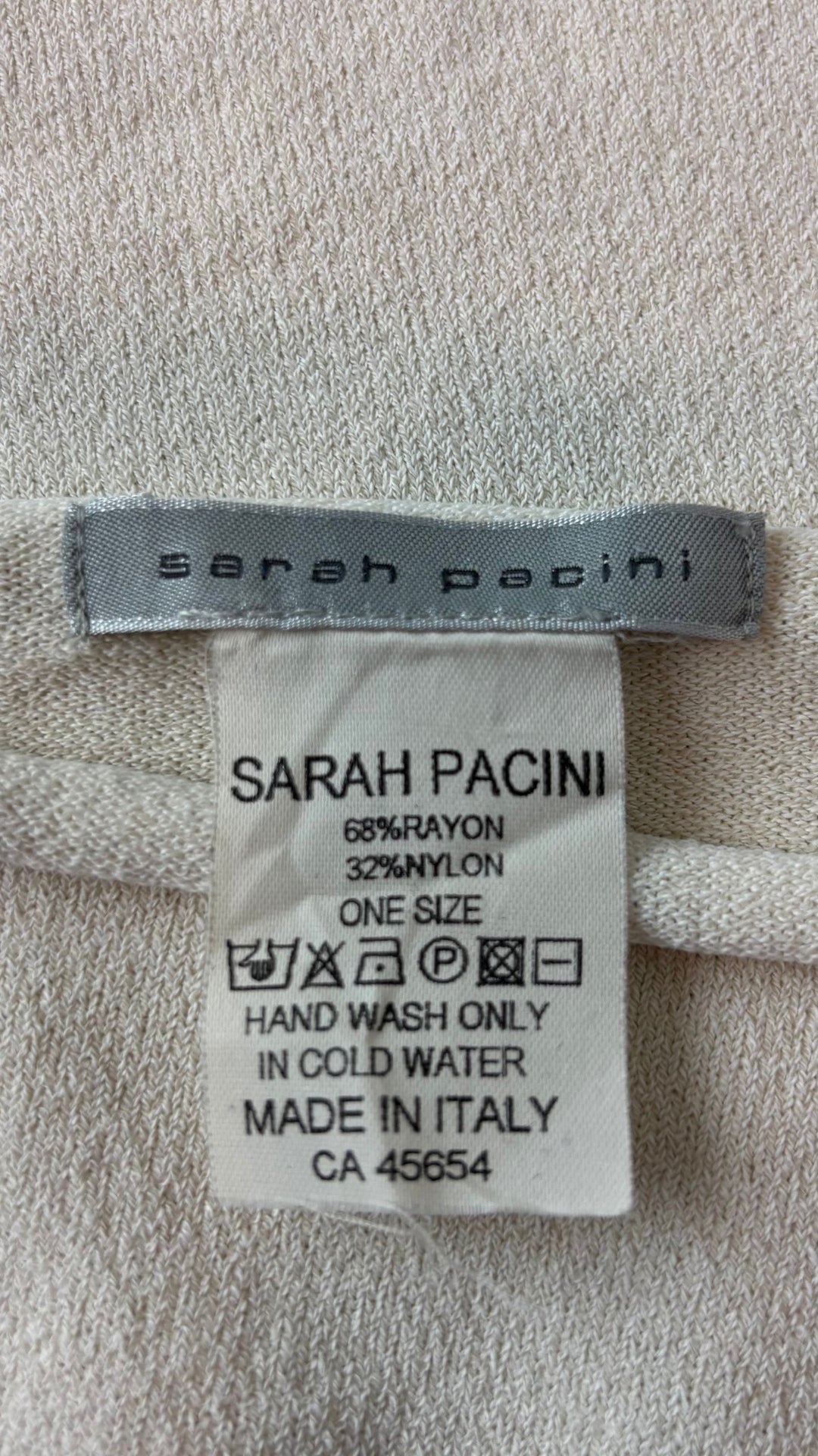 Chandail crème Sarah Pacini, taille unique qui fait pour xs, s et medium. Vue de l'étiquette.