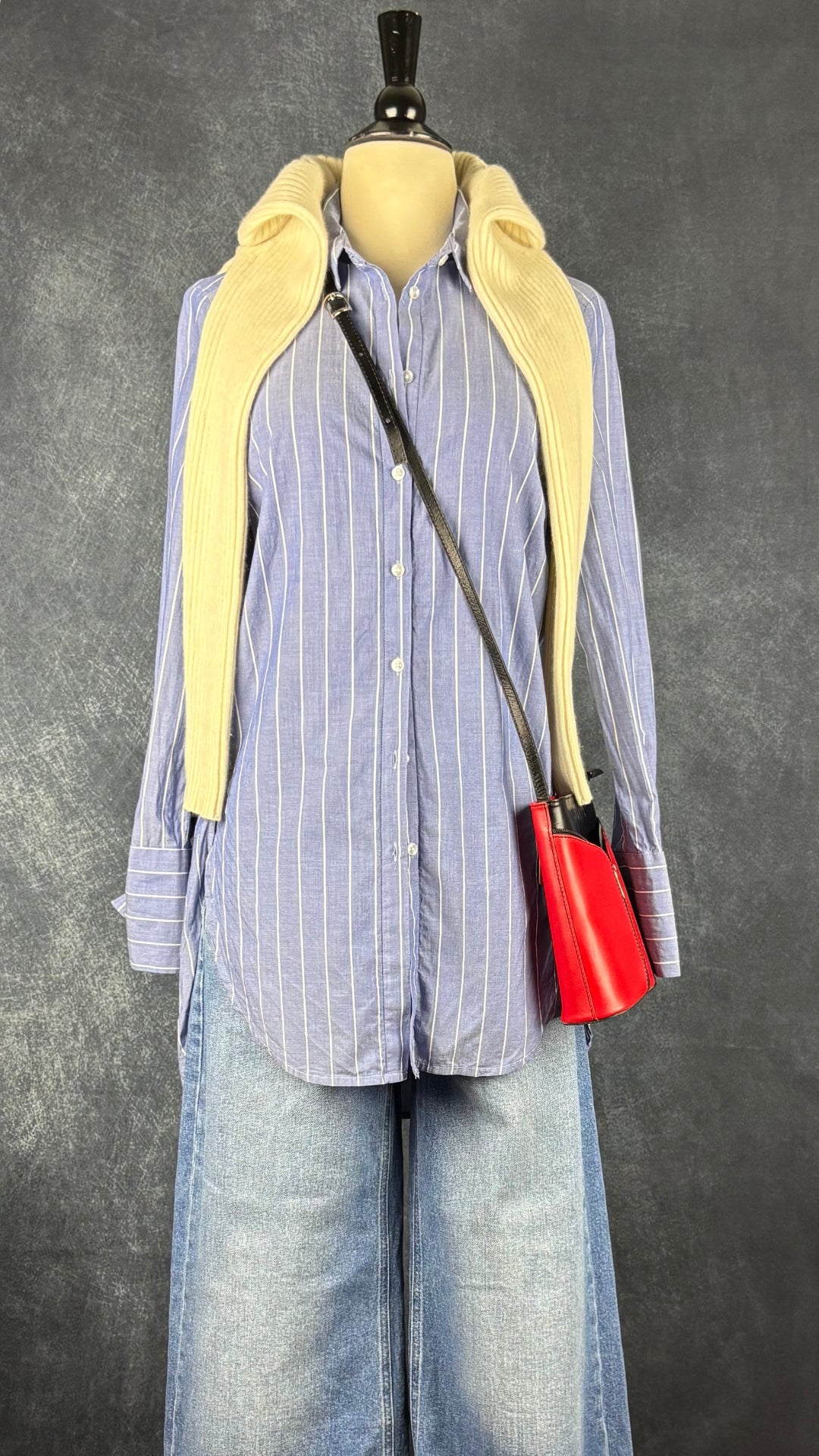 Chandail crème en tricot de cachemire Club Monaco, taille small. Vue de l'agencement avec le chemisier à rayures InWear, le jeans Gap et le sac à main rouge et noir.