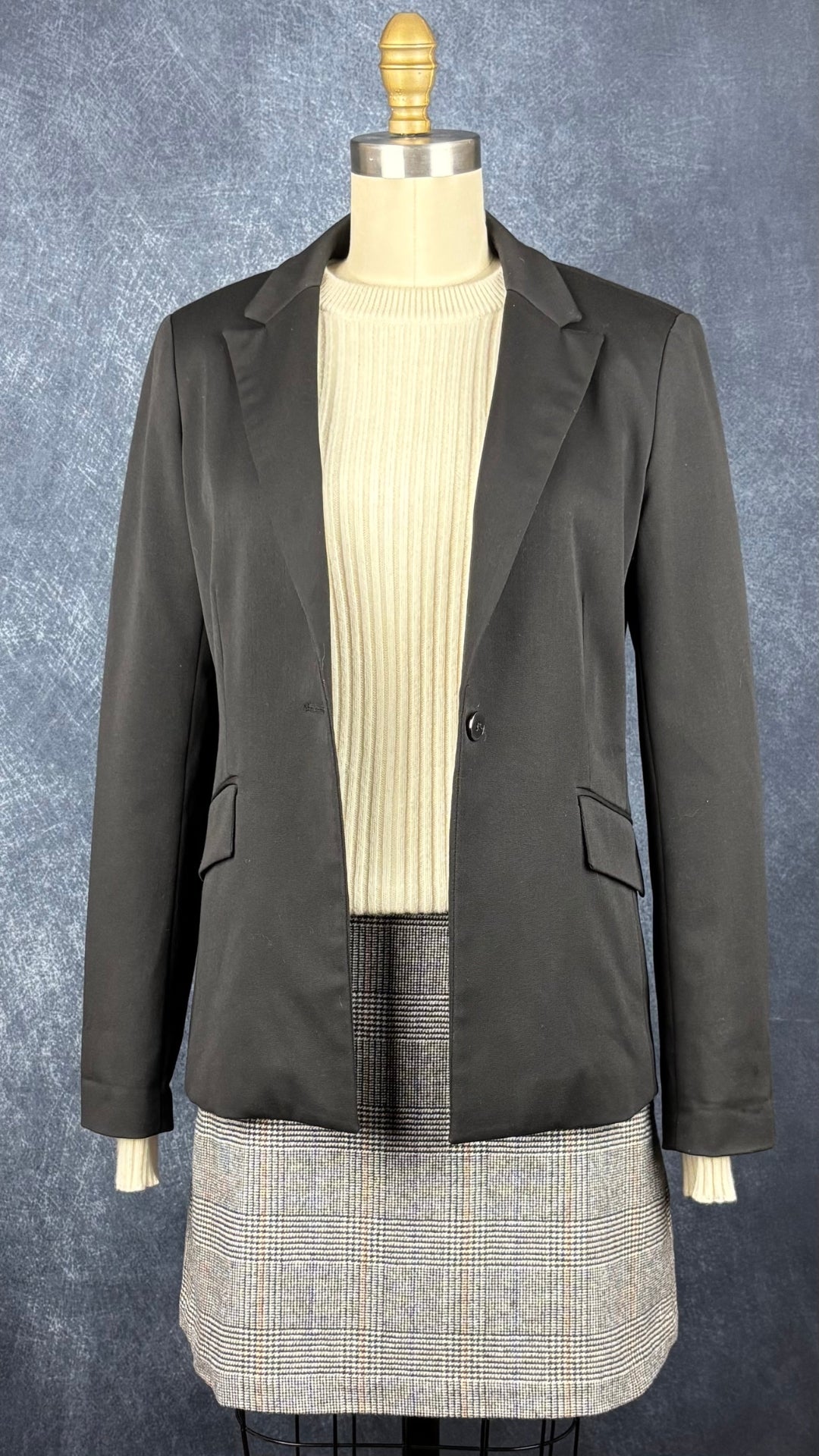 Chandail crème en tricot de cachemire Club Monaco, taille small. Vue de l'agencement avec la jupe à carreaux Wilfred et le blazer noir Tristan.