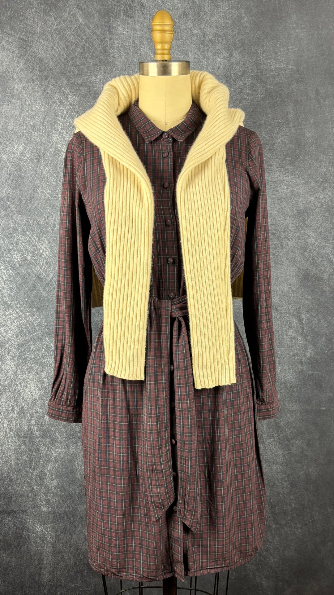 Chandail crème en tricot de cachemire Club Monaco, taille small. Vue de l'agencement avec la robe à carreaux Des Petits Hauts.