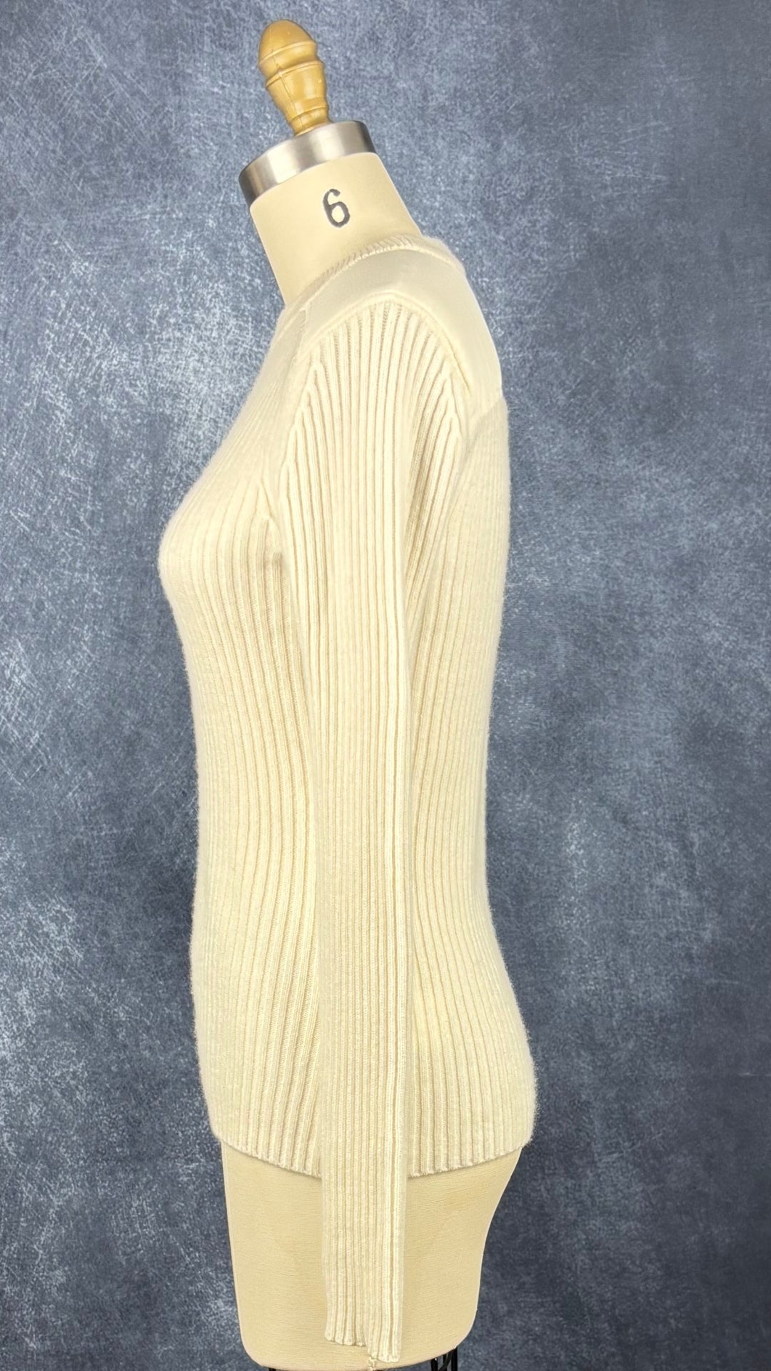 Chandail crème en tricot de cachemire Club Monaco, taille small. Vue de côté.