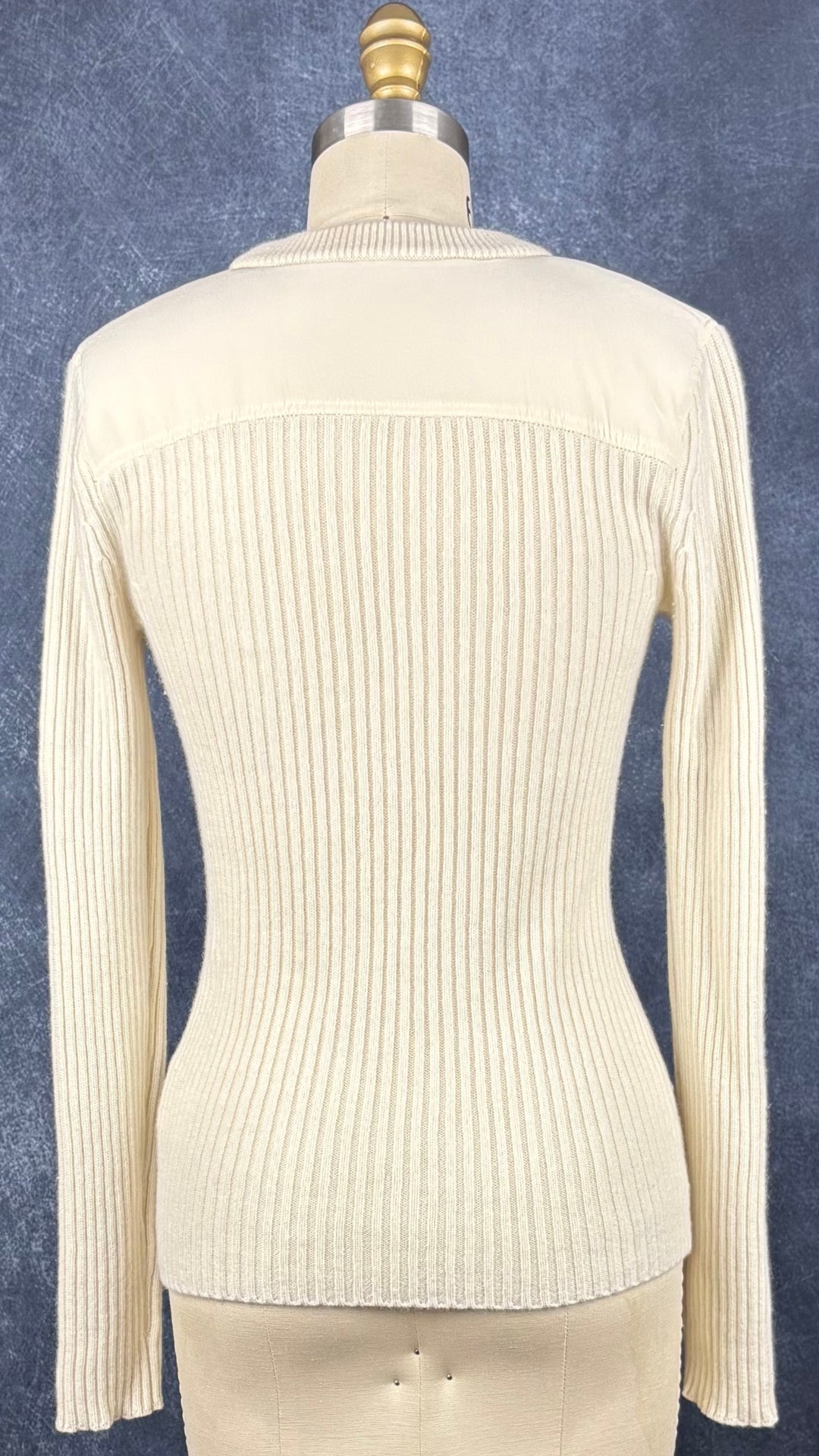 Chandail crème en tricot de cachemire Club Monaco, taille small. Vue de dos.