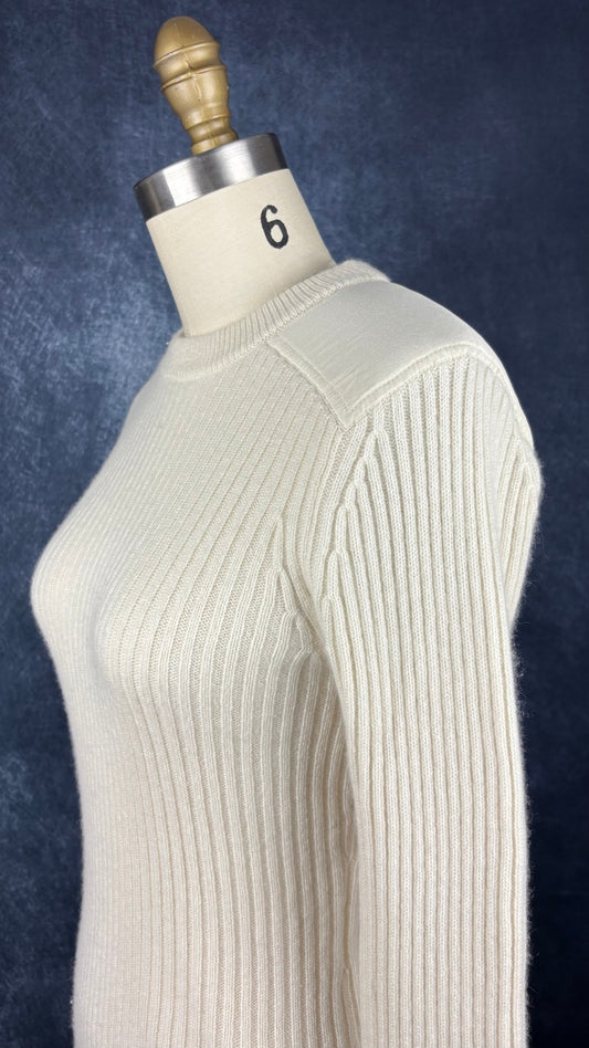 Chandail crème en tricot de cachemire Club Monaco, taille small. Vue de l'encolure.