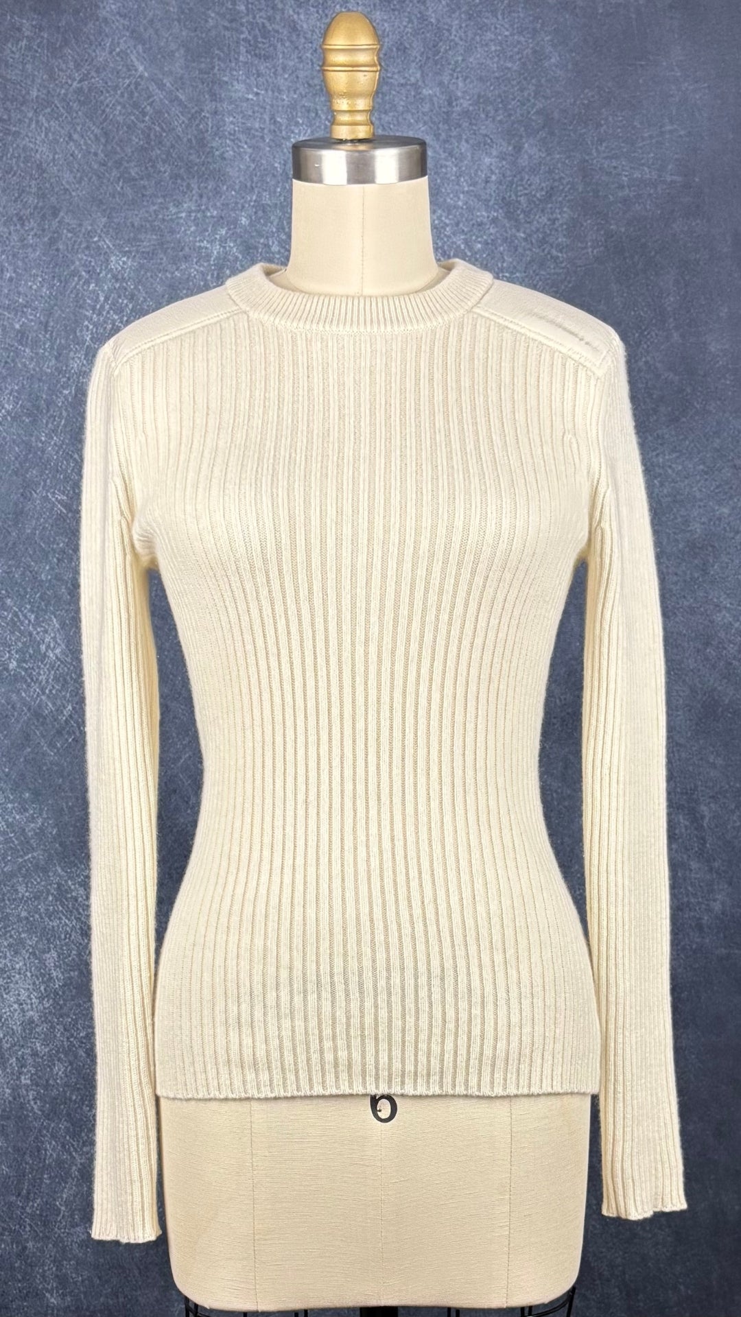 Chandail crème en tricot de cachemire Club Monaco, taille small. Vue de face.