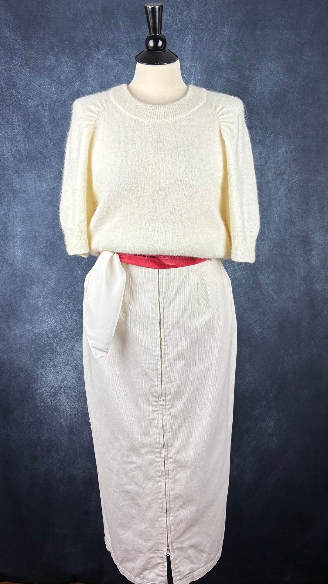 Chandail crème en tricot doux et aérien, manches courtes Part Two, taille large. Vue de l'agencement avec la jupe crème Harly Jae et le foulard crème et rouge Mondi.