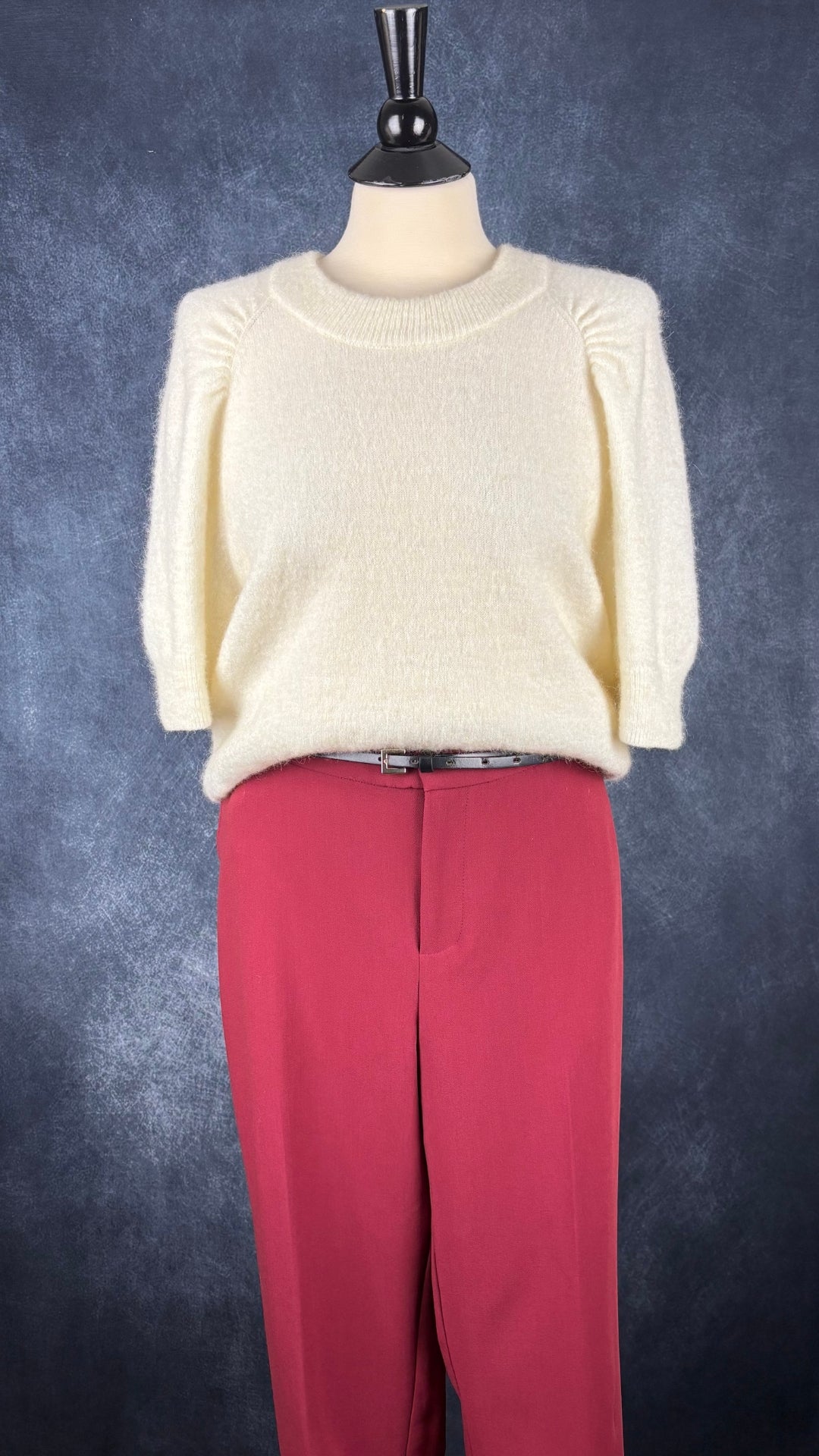 Chandail crème en tricot doux et aérien, manches courtes Part Two, taille large. Vue de l'agencement avec le pantalon bordeaux Part Two.