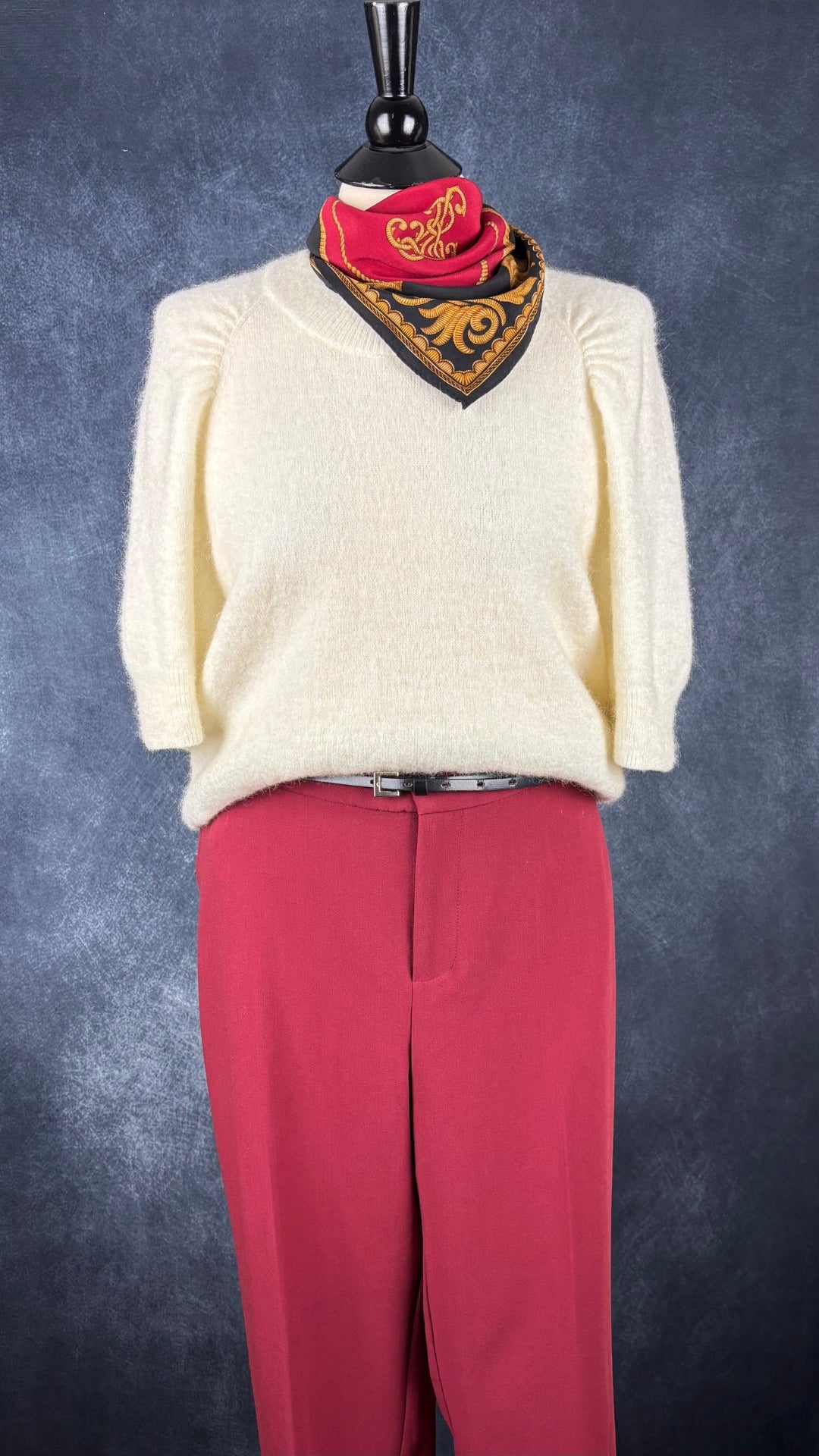 Chandail crème en tricot doux et aérien, manches courtes Part Two, taille large. Vue de l'agencement avec le pantalon bordeaux Part Two et le foulard Ralph Lauren.