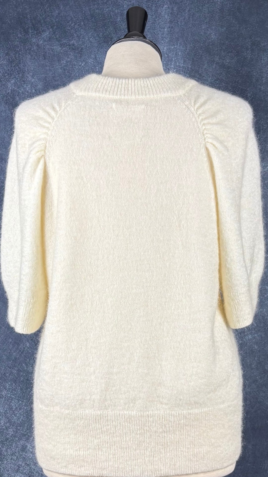 Chandail crème en tricot doux et aérien, manches courtes Part Two, taille large. Vue de dos.