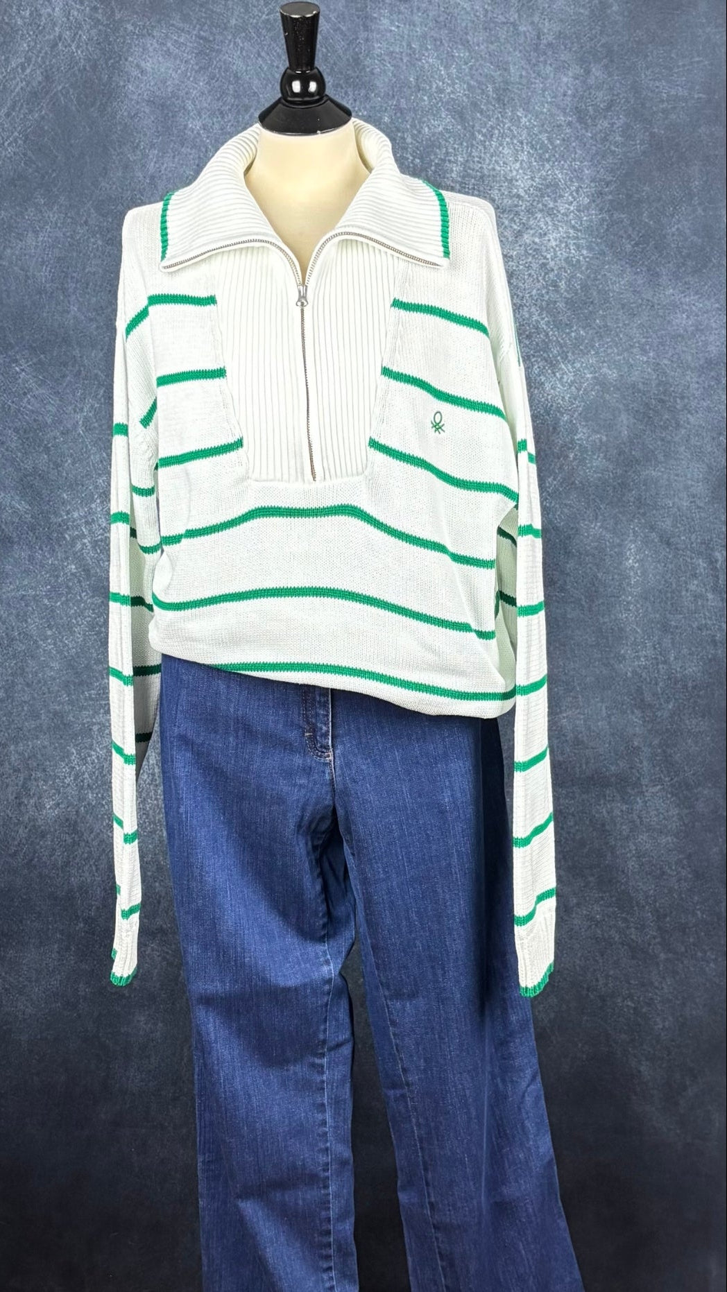 Chandail demi-zip en tricot de coton crème à rayures vertes United Colors of Benetton, taille xl. Vue de l'agencement avec le jeans Brax.
