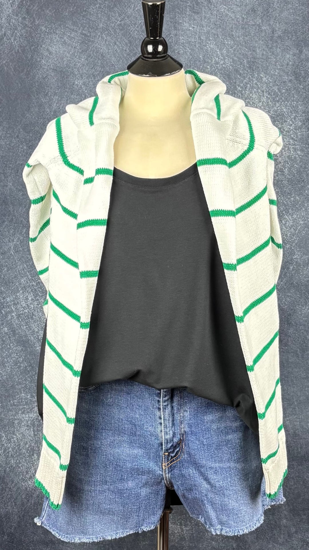 Chandail demi-zip en tricot de coton crème à rayures vertes United Colors of Benetton, taille xl. Vue de l'agencement avec le short en jeans Levi's et la camisole noire Oraki.