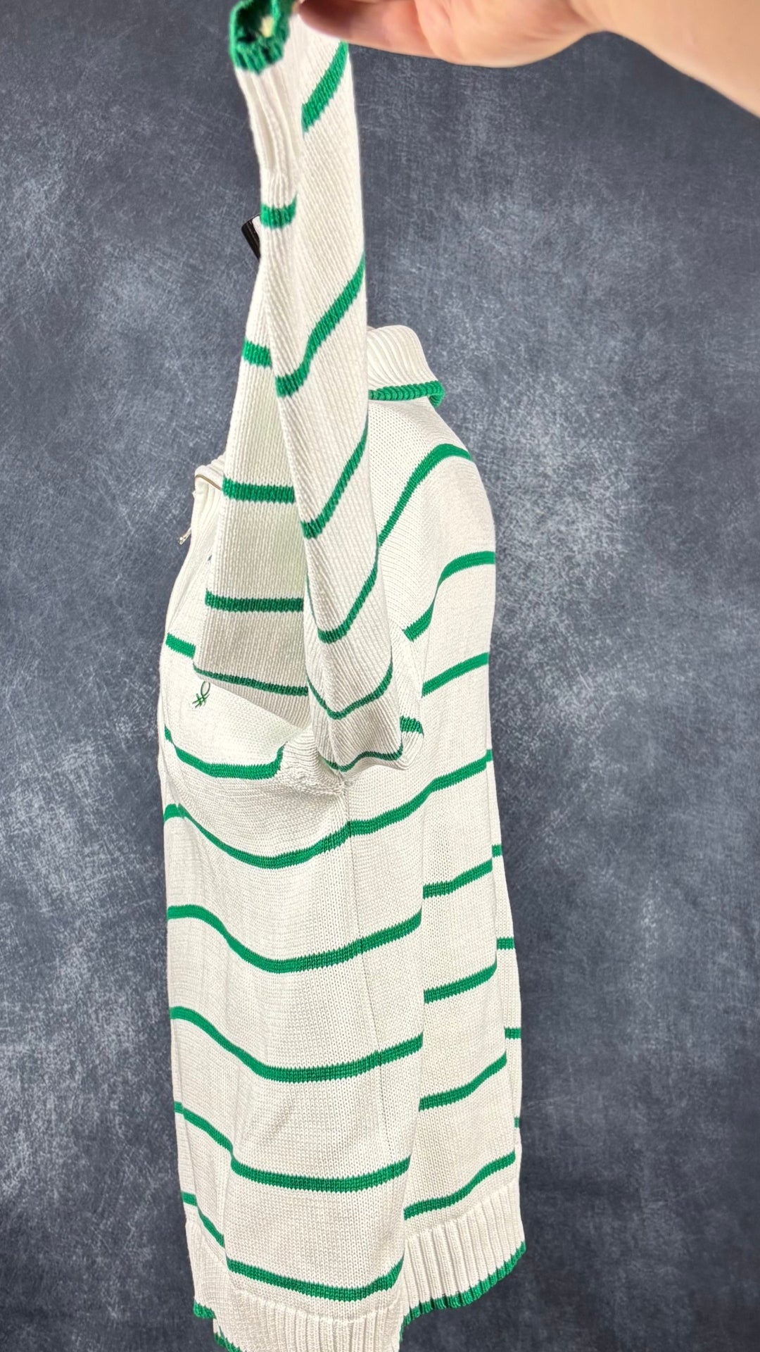 Chandail demi-zip en tricot de coton crème à rayures vertes United Colors of Benetton, taille xl. Vue de côté, manche relevée.