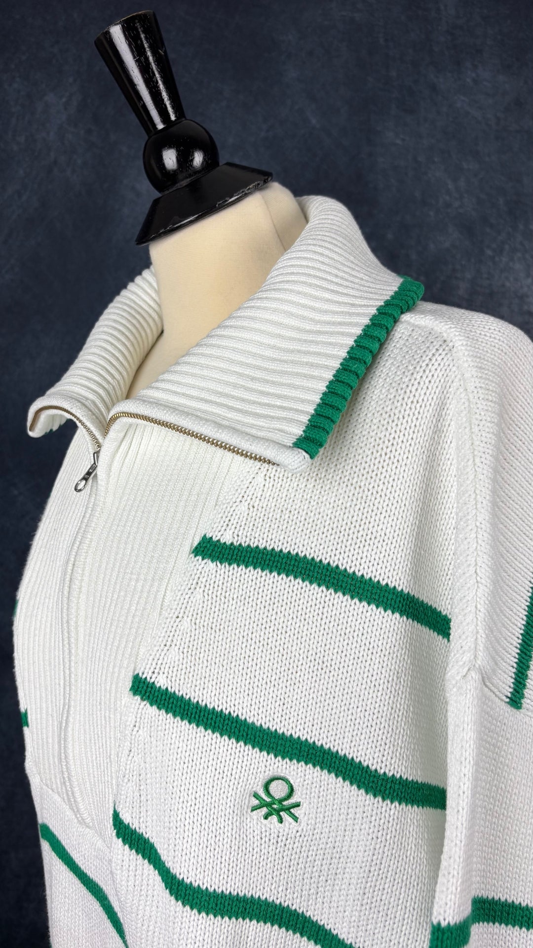Chandail demi-zip en tricot de coton crème à rayures vertes United Colors of Benetton, taille xl. Vue de l'encolure.