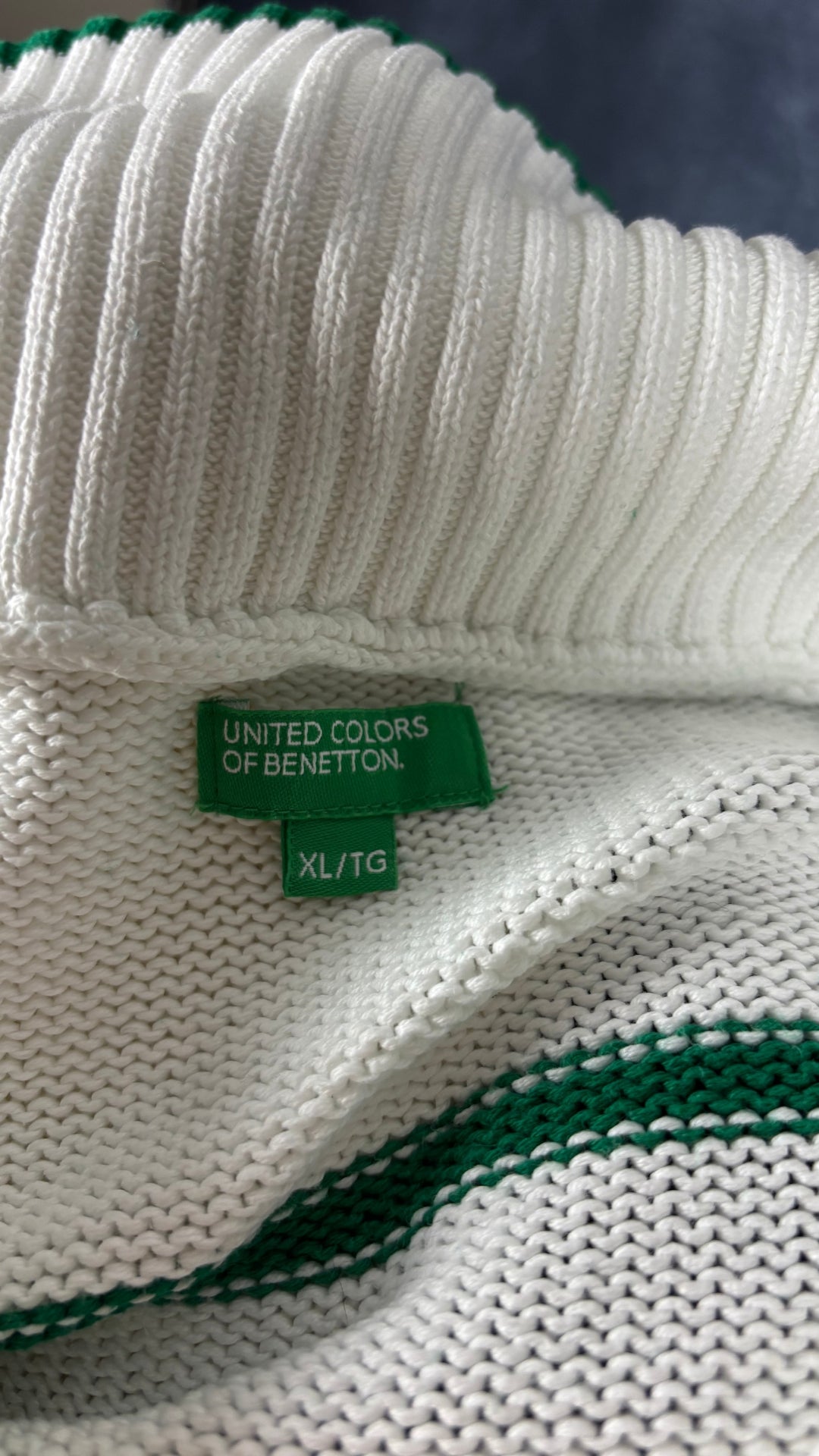 Chandail demi-zip en tricot de coton crème à rayures vertes United Colors of Benetton, taille xl. Vue de l'étiquette.
