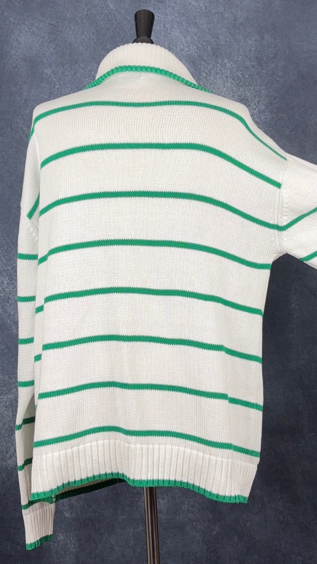 Chandail demi-zip en tricot de coton crème à rayures vertes United Colors of Benetton, taille xl. Vue de dos, manche étirée.