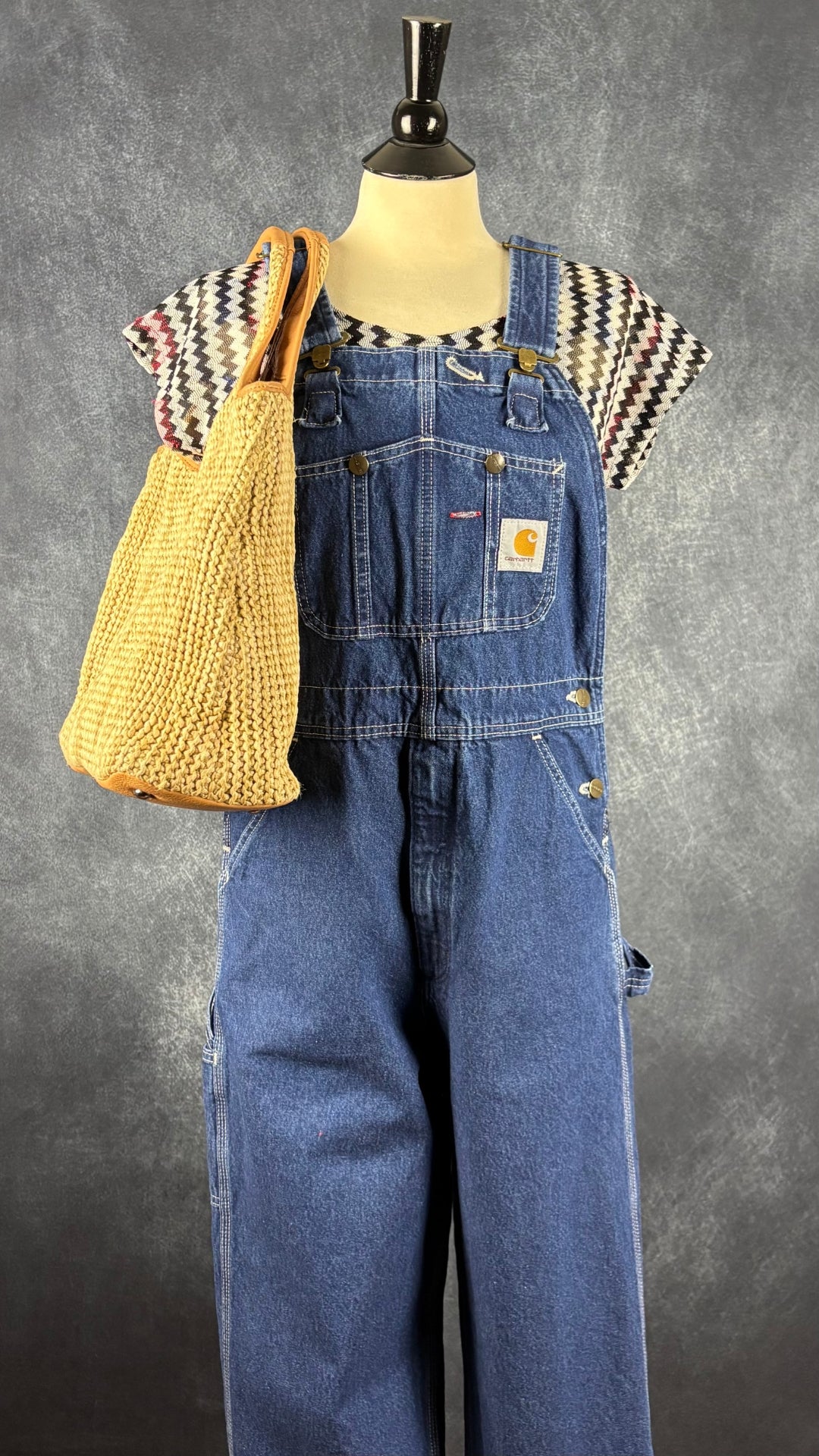 Chandail diaphane à motifs de zigzags colorés Riani, taille estimée à small/medium. Vue de l'agencement avec la salopette en jeans Carhartt.