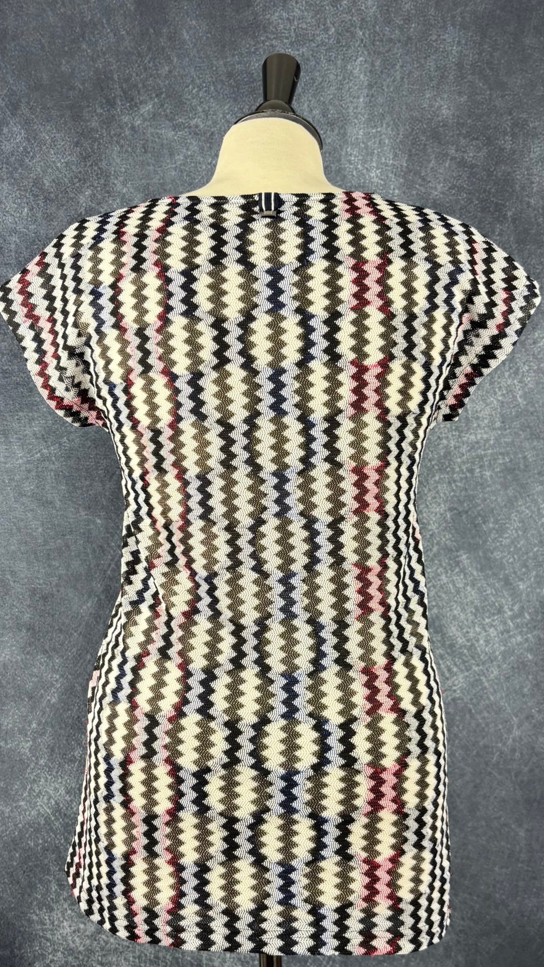 Chandail diaphane à motifs de zigzags colorés Riani, taille estimée à small/medium. Vue de dos.