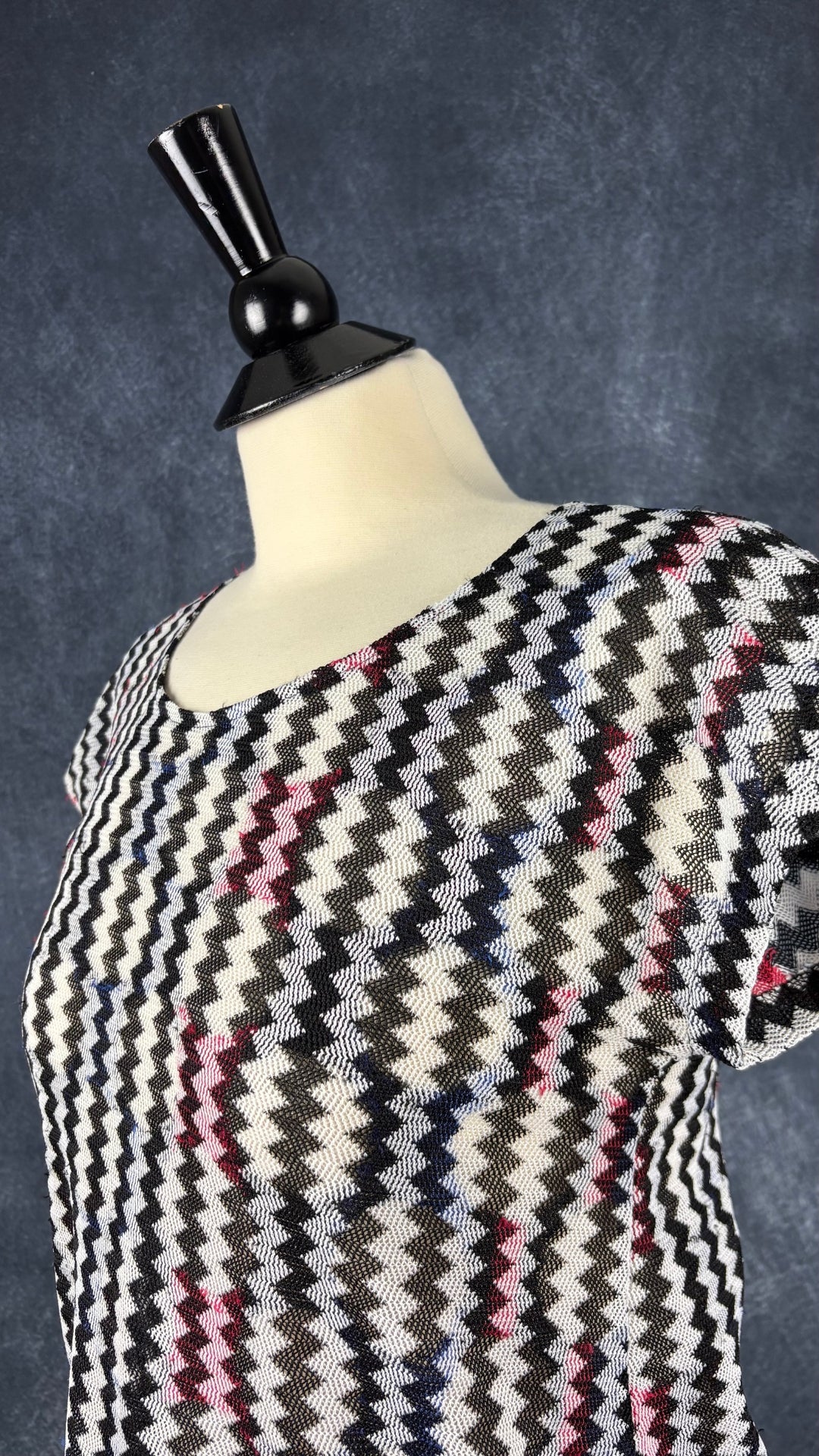 Chandail diaphane à motifs de zigzags colorés Riani, taille estimée à small/medium. Vue de l'encolure.