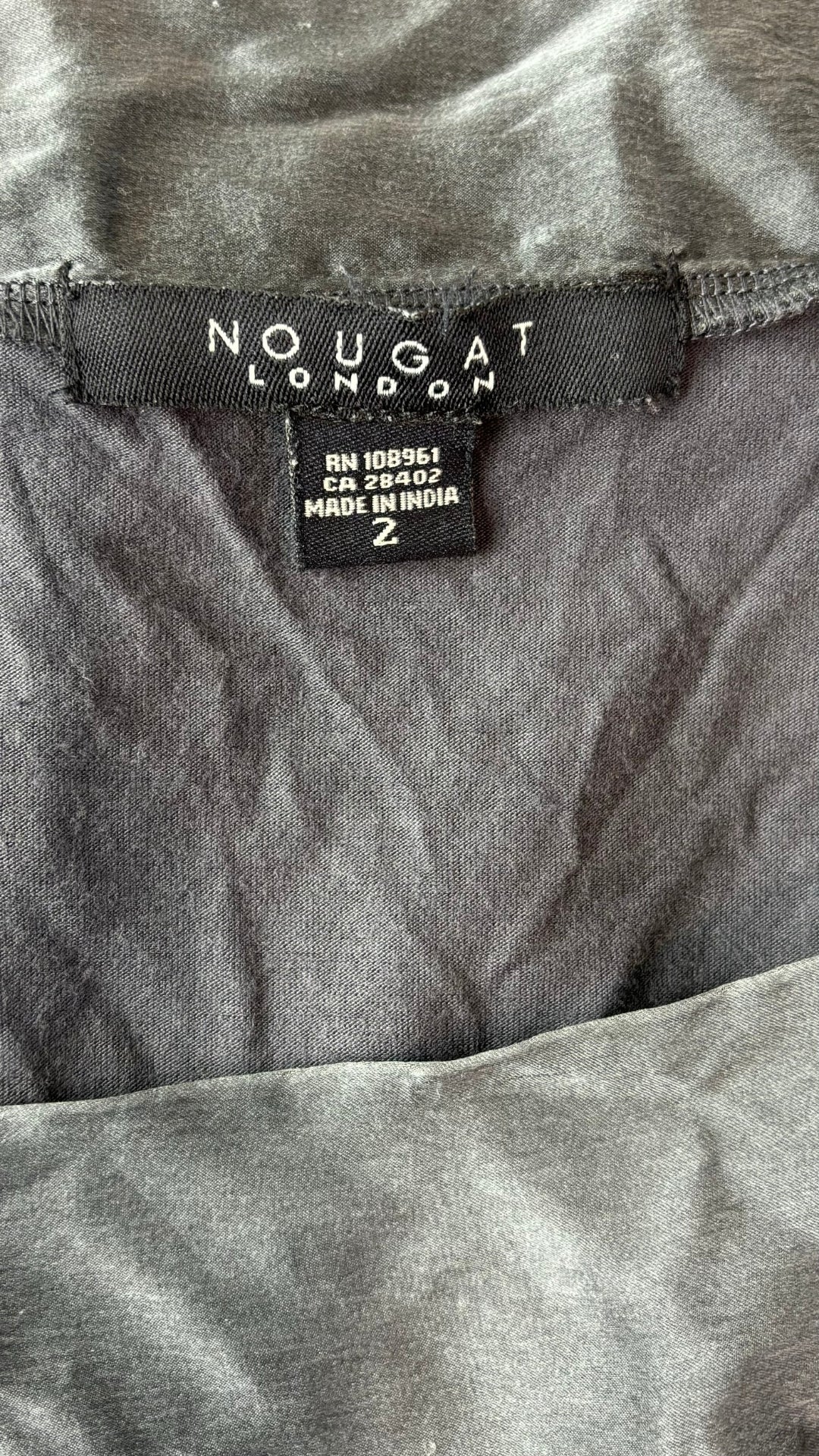 Chandail encolure carrée modal et soie Nougat London, taille 2 (small). Vue de l'étiquette de marque et taille.