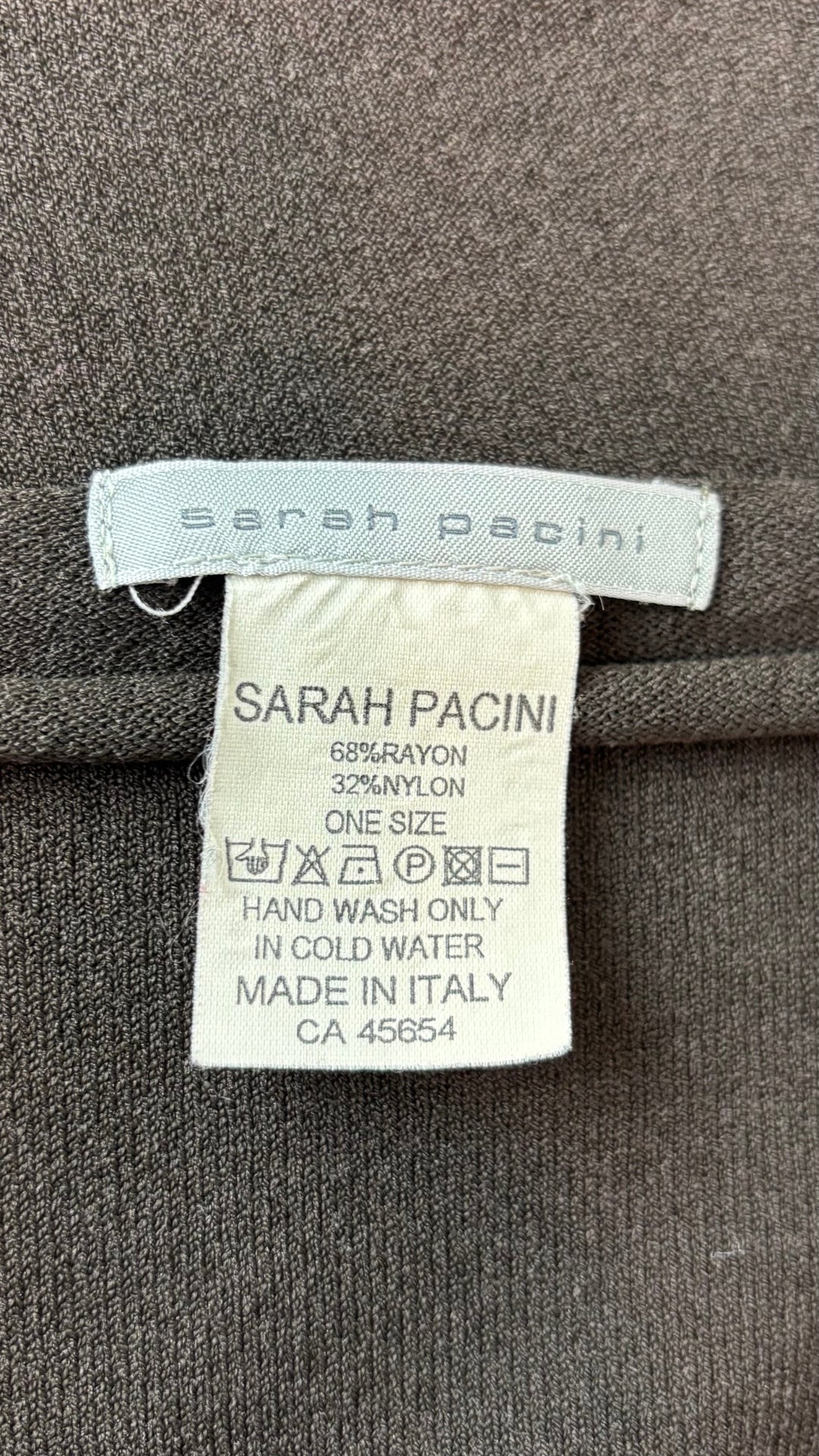 Chandail espresso foncé Sarah Pacini, taille unique (xs à medium). Vue de l'étiquette.