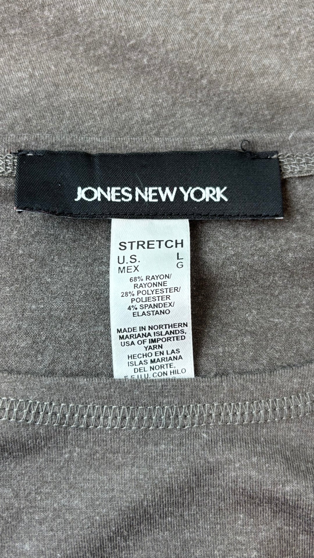 Chandail extensible gris-brun Jones New York, taille m/l. Vue de l'étiquette.