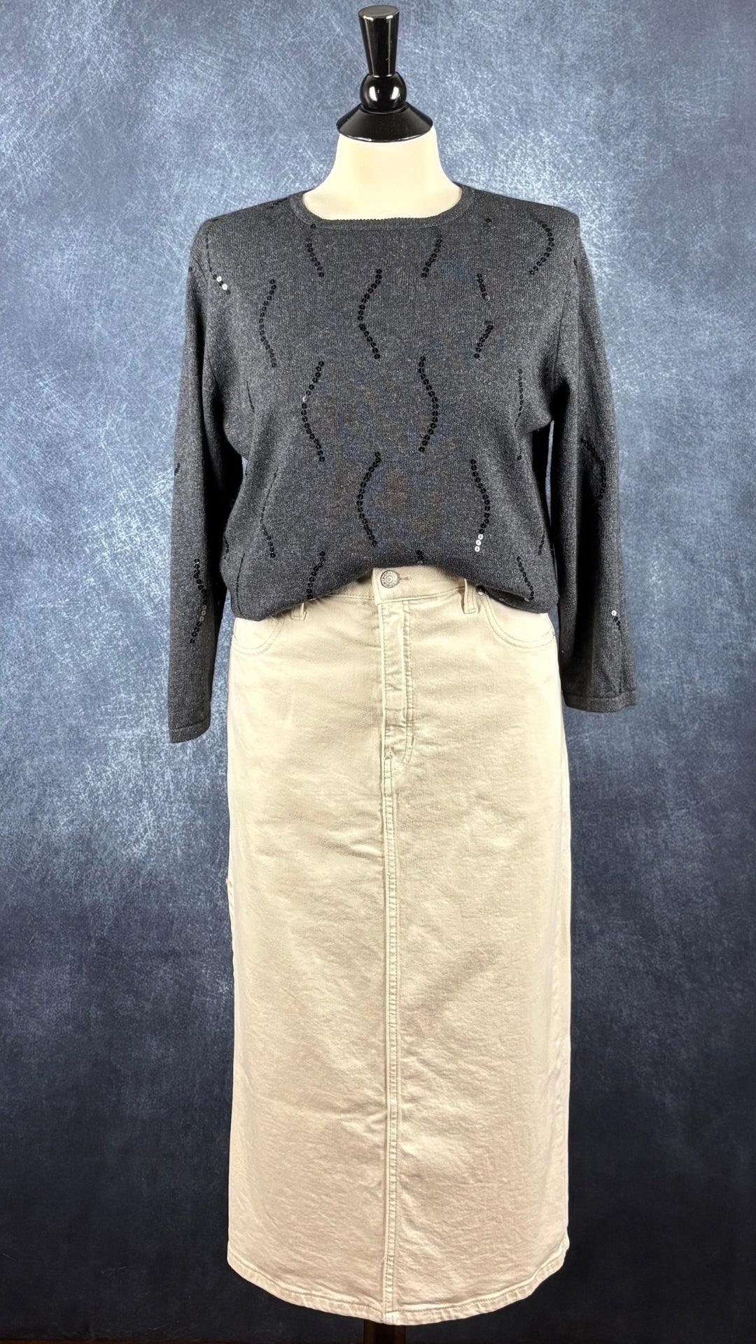 Chandail en fin tricot charcoal en soie et cachemire agrémenté de sequins, Jax, taille estimée à medium. Vue de l'agencement avec la jupe en denim crème Banana Republic.