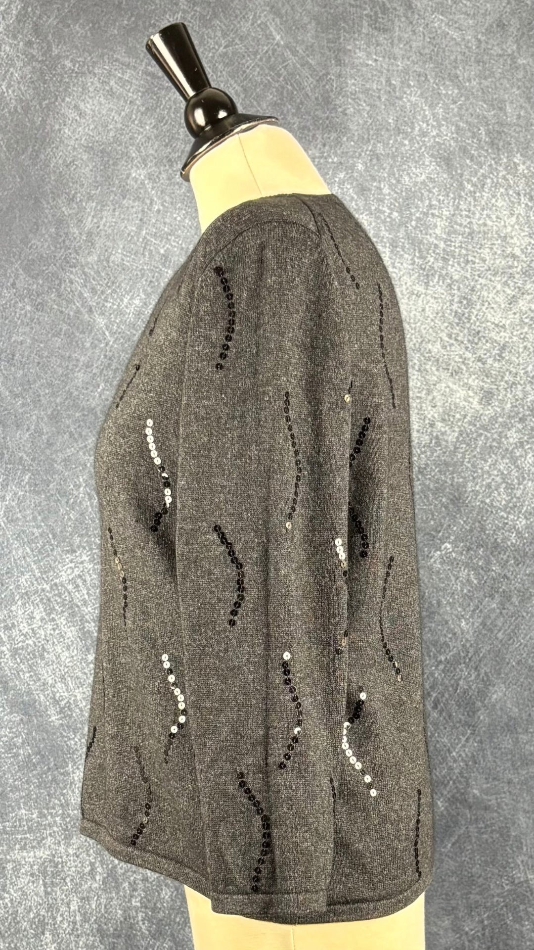 Chandail en fin tricot charcoal en soie et cachemire agrémenté de sequins, Jax, taille estimée à medium. Vue de côté.