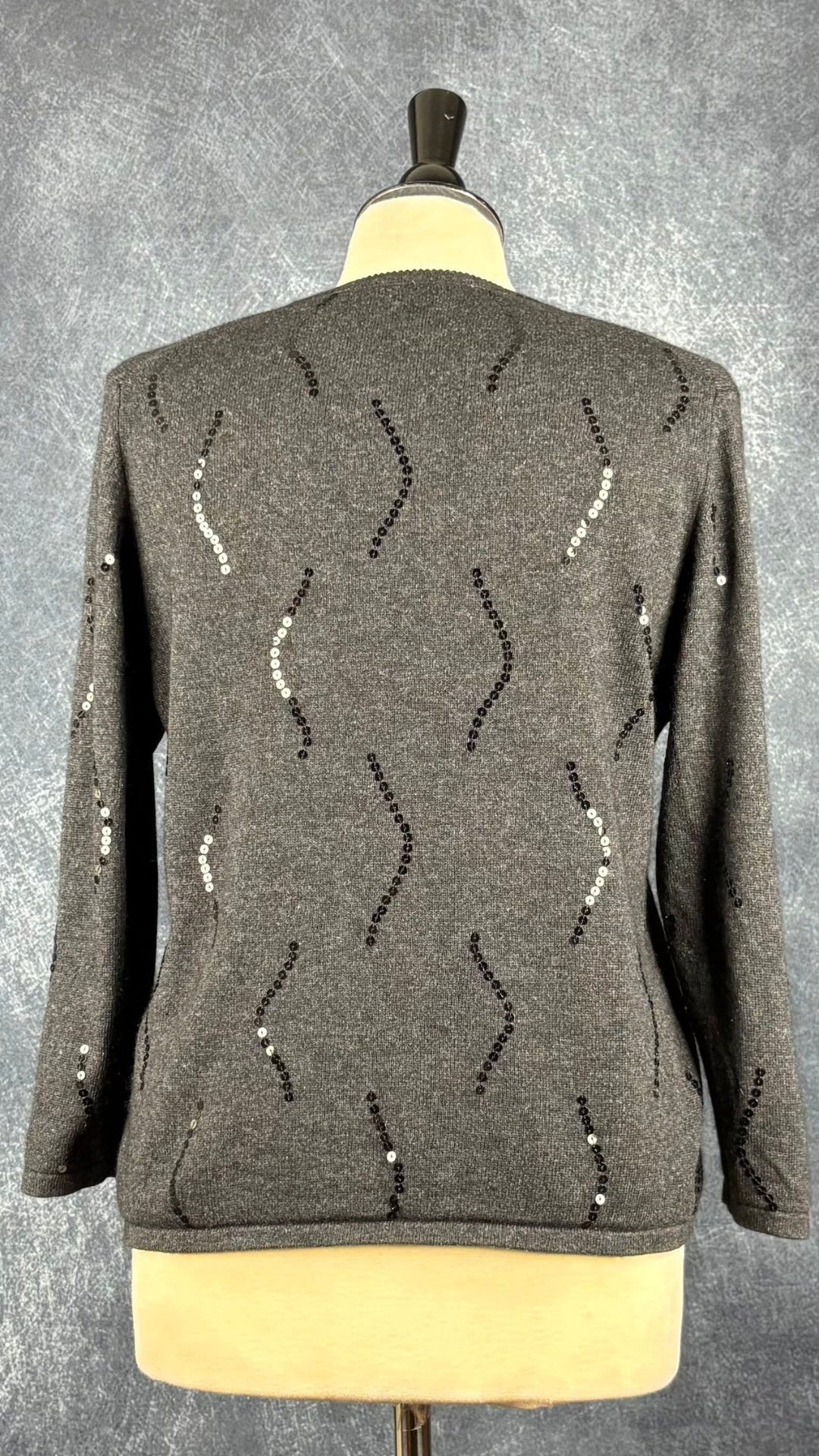 Chandail en fin tricot charcoal en soie et cachemire agrémenté de sequins, Jax, taille estimée à medium. Vue de dos.