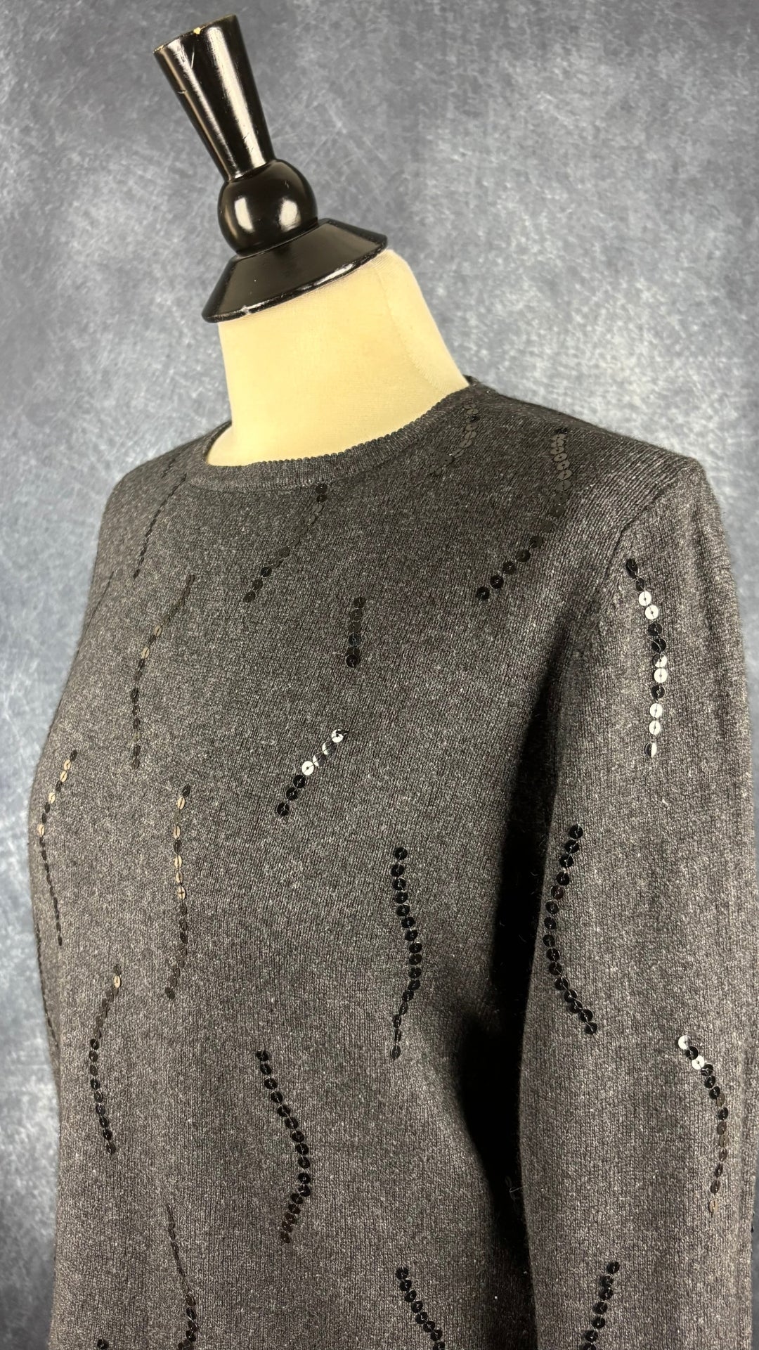 Chandail en fin tricot charcoal en soie et cachemire agrémenté de sequins, Jax, taille estimée à medium. Vue de l'encolure.