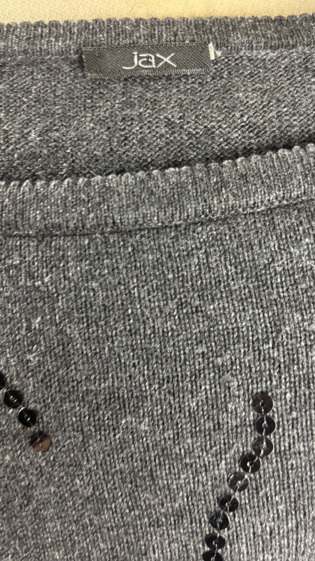 Chandail en fin tricot charcoal en soie et cachemire agrémenté de sequins, Jax, taille estimée à medium. Vue de l'étiquette.