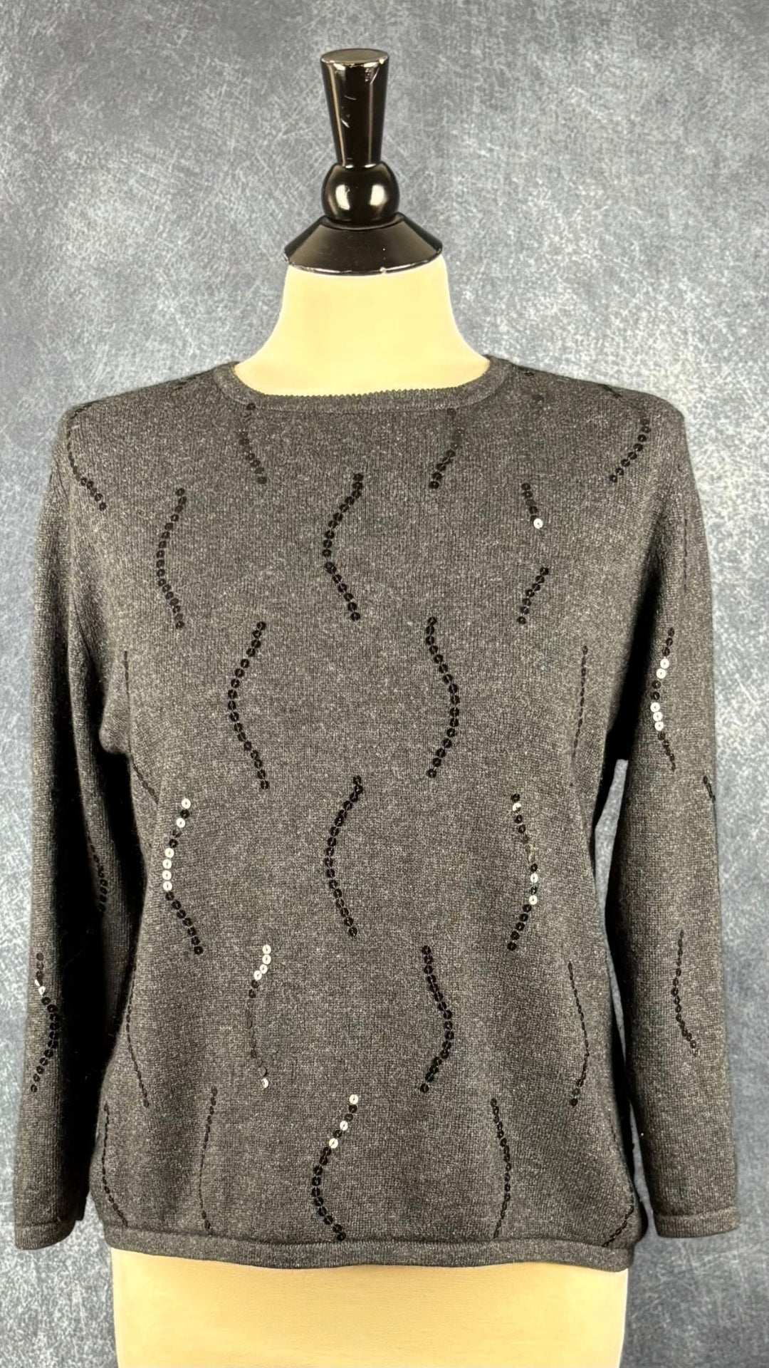 Chandail en fin tricot charcoal en soie et cachemire agrémenté de sequins, Jax, taille estimée à medium. Vue de face.