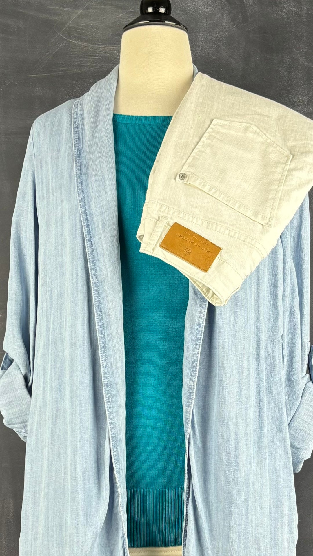 Chandail en fin tricot de coton egyptien Ca va de soi, taille estimée xs. Vue de l'agencement avec la veste peignoir et le pantalon crème.