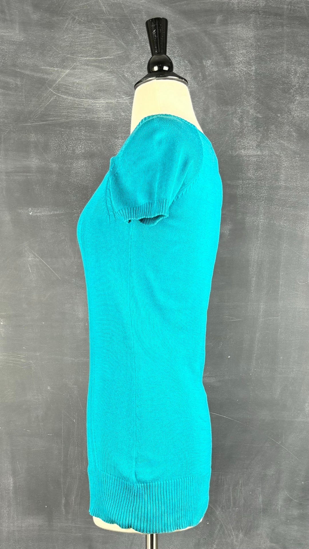 Chandail en fin tricot de coton egyptien Ca va de soi, taille estimée xs. Vue de côté.
