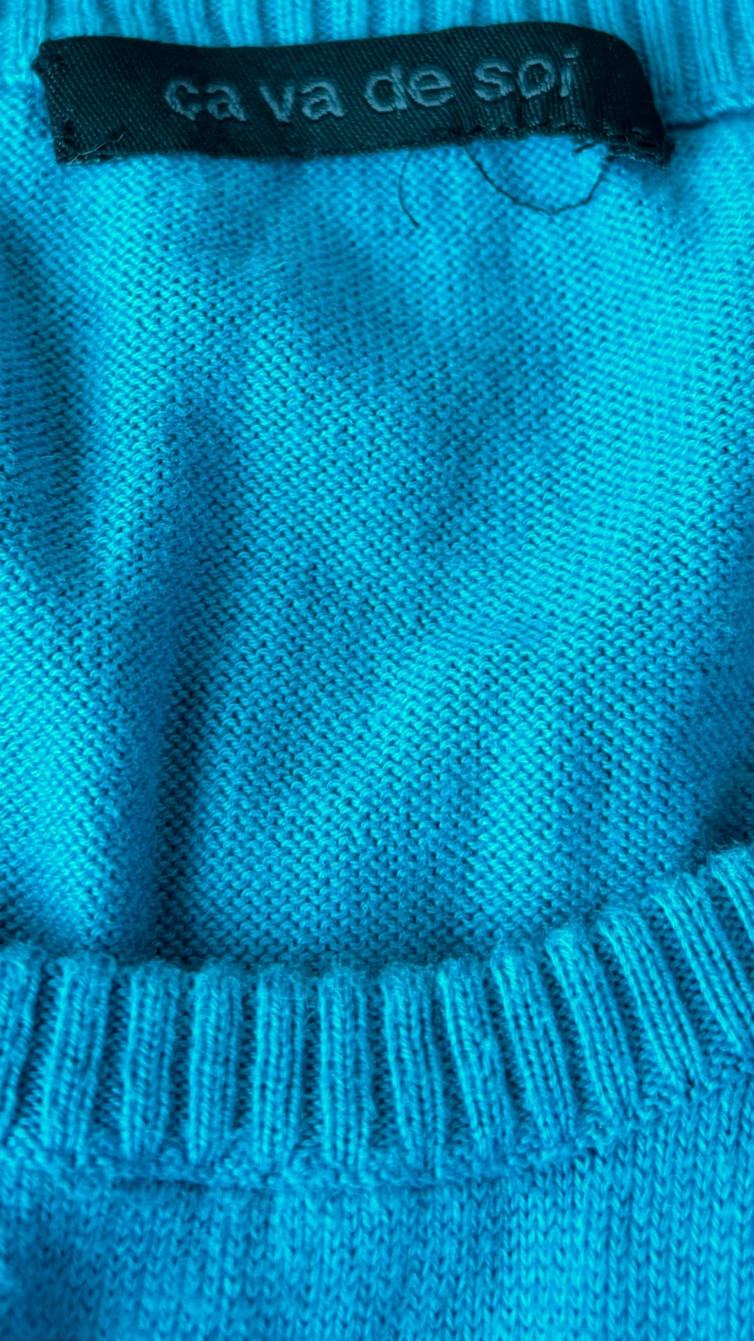 Chandail en fin tricot de coton egyptien Ca va de soi, taille estimée xs. Vue de l'étiquette de marque.