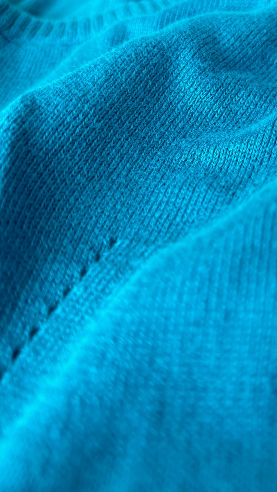 Chandail en fin tricot de coton egyptien Ca va de soi, taille estimée xs. Vue de près du tissu.