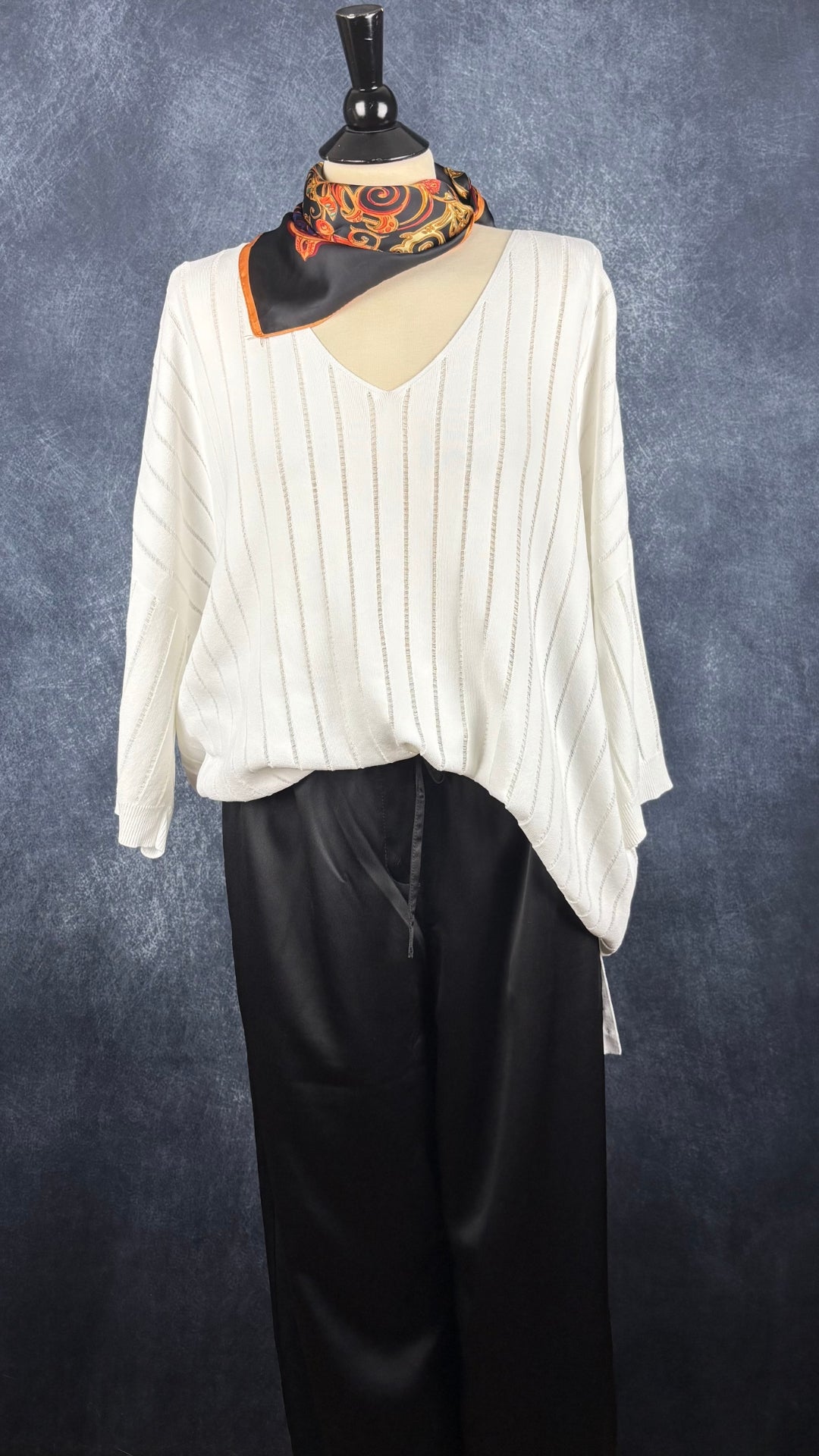Chandail fin tricot blanc crème avec clous décoratifs à l'ourlet Joseph Ribkoff, taille xxl. Vue de l'agencement avec le pantalon noir satiné Calvin Klein.